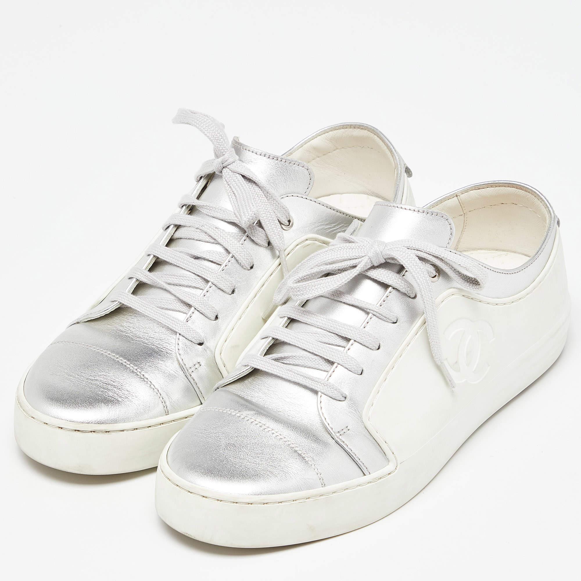 Chanel White/Silver Rubber and Leather CC Low Top Sneakers Size 39 In Good Condition In Dubai, Al Qouz 2