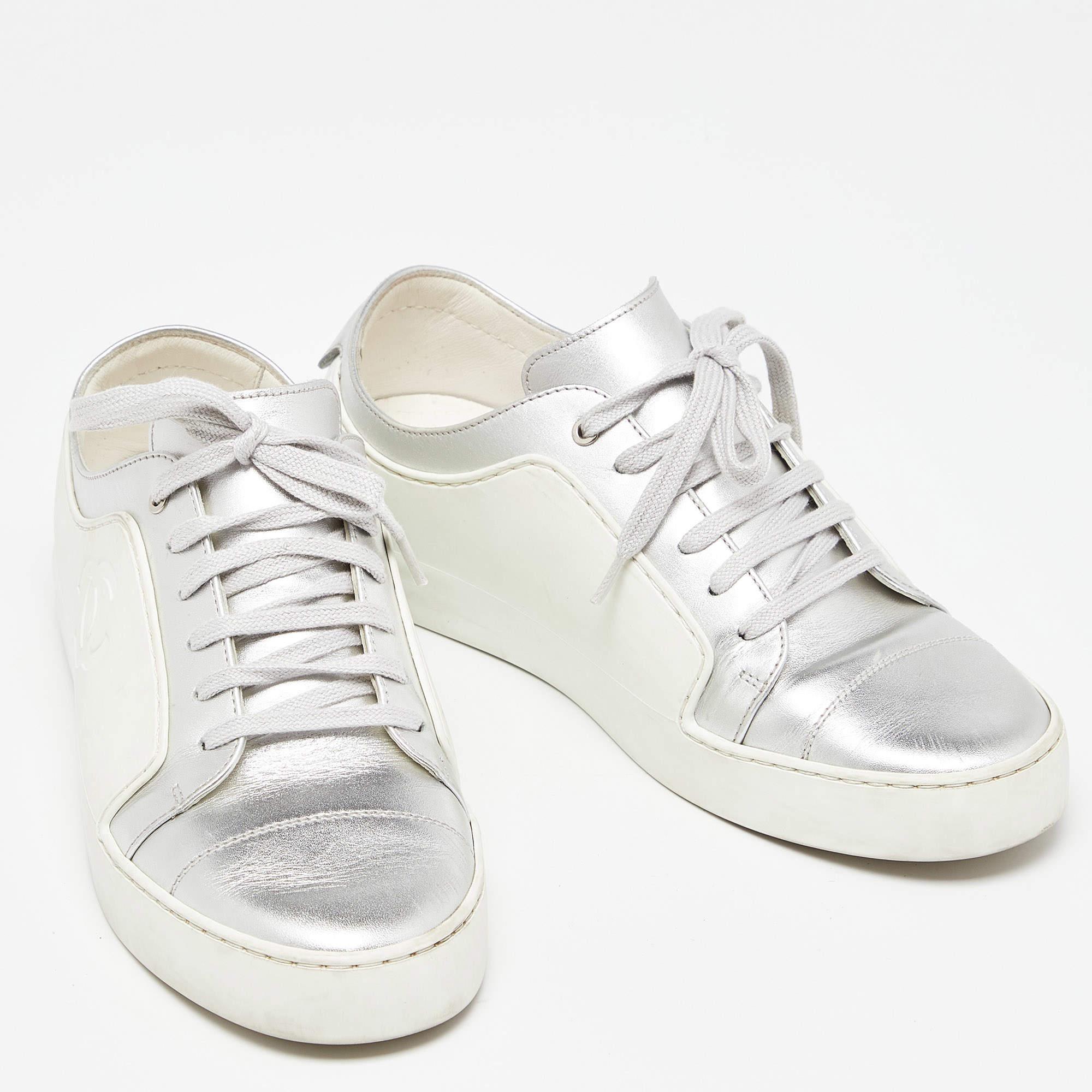 Women's Chanel White/Silver Rubber and Leather CC Low Top Sneakers Size 39