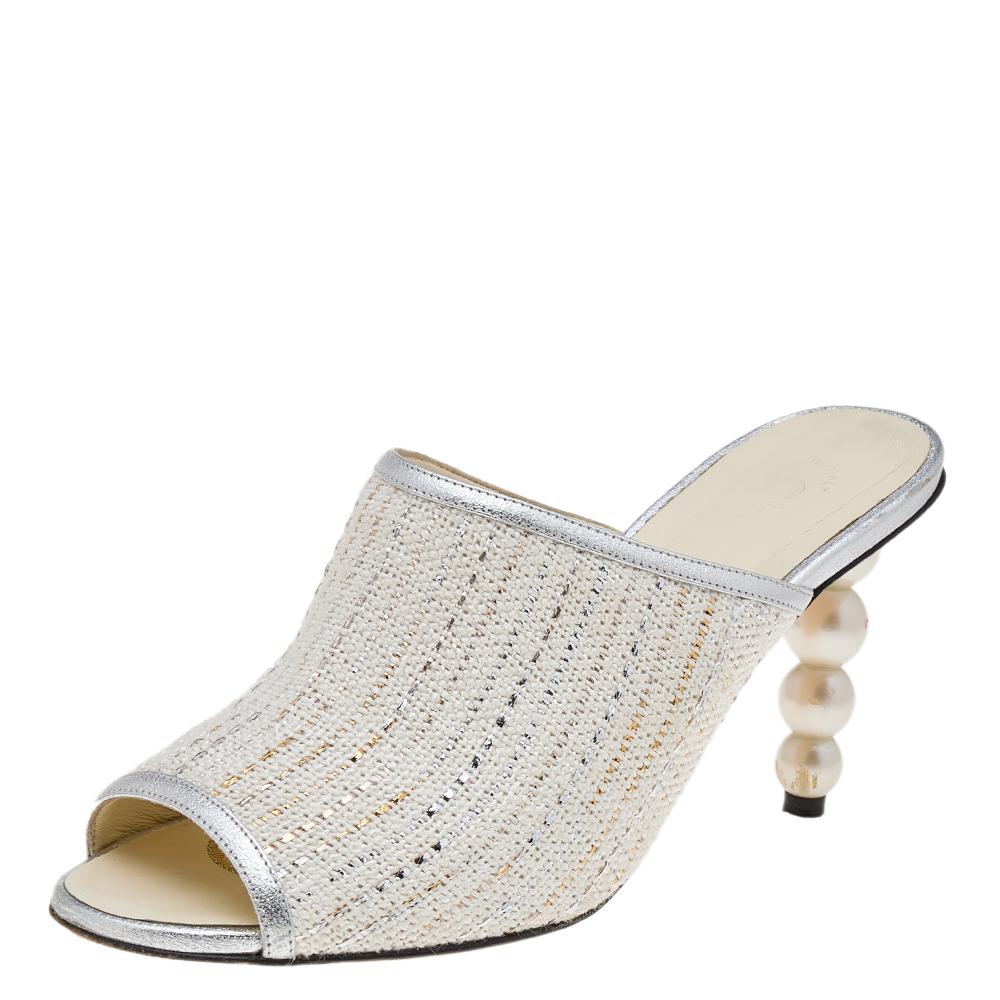 Chanel White/Silver Tweed And Leather CC Pearl Heel Slide Sandals Size 38 In Good Condition In Dubai, Al Qouz 2
