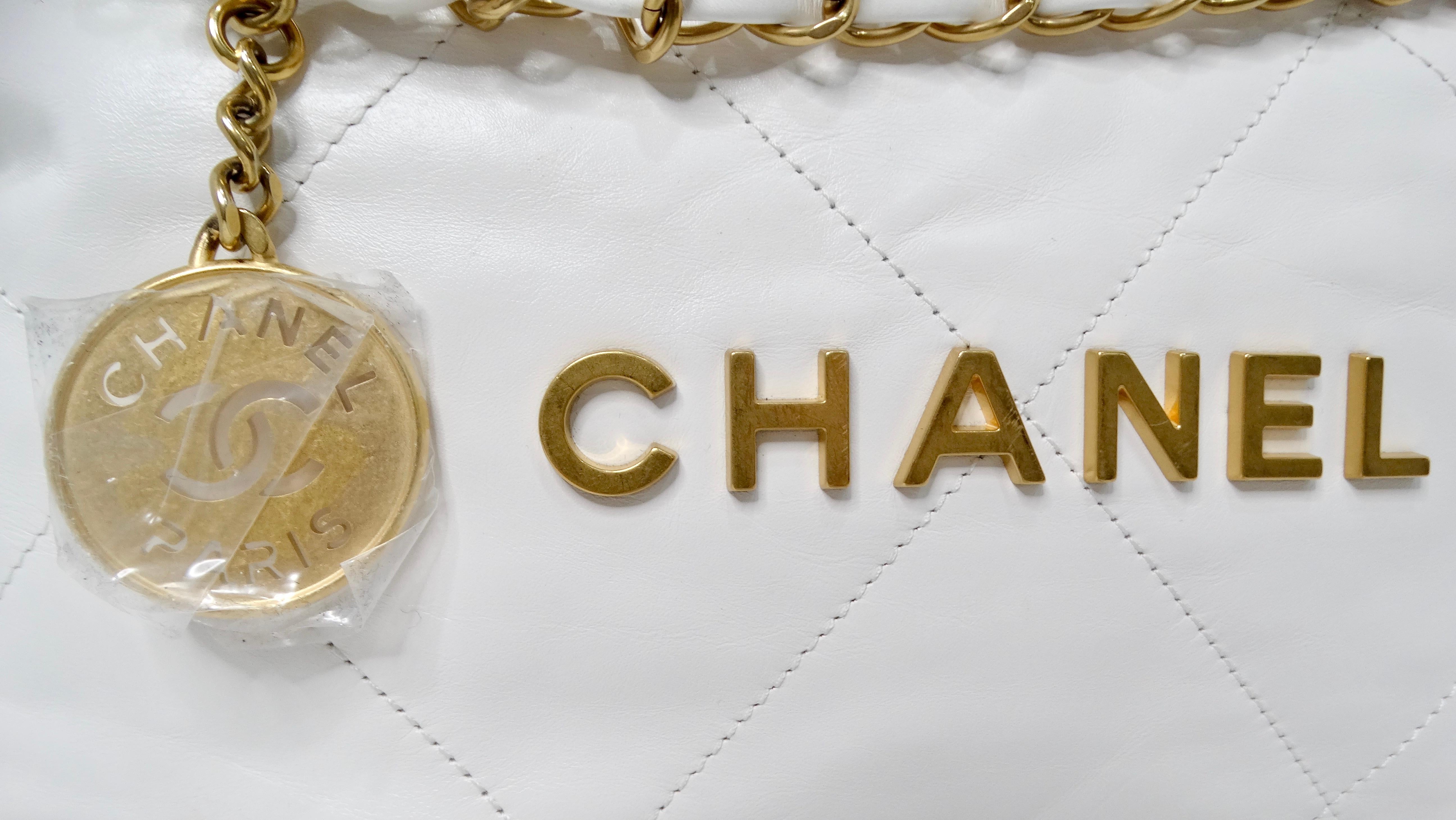 Chanel White Small 22 Shiny Calfskin Leather Hobo Bag In Good Condition For Sale In Scottsdale, AZ