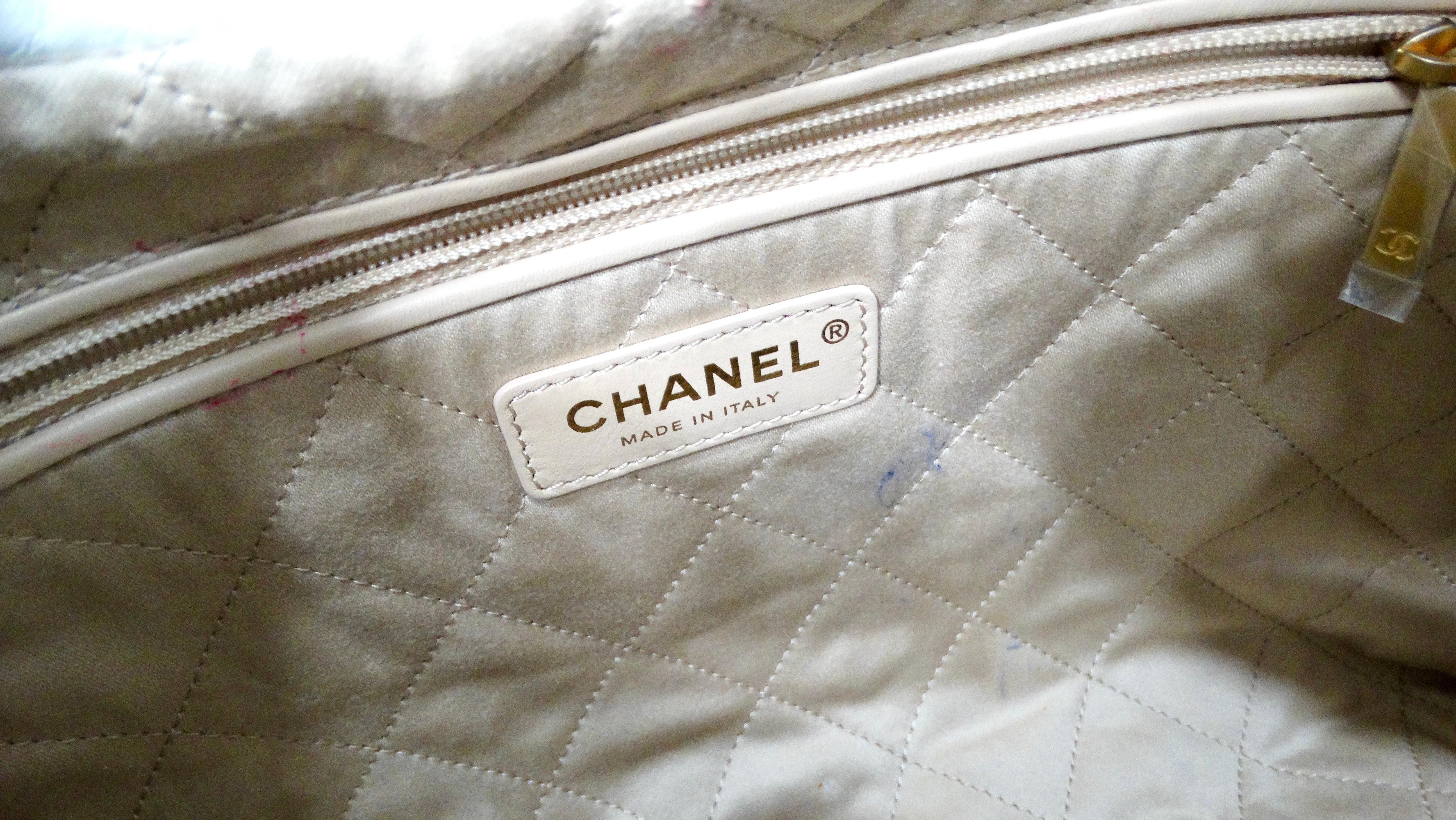 Chanel White Small 22 Shiny Calfskin Leather Hobo Bag For Sale 3