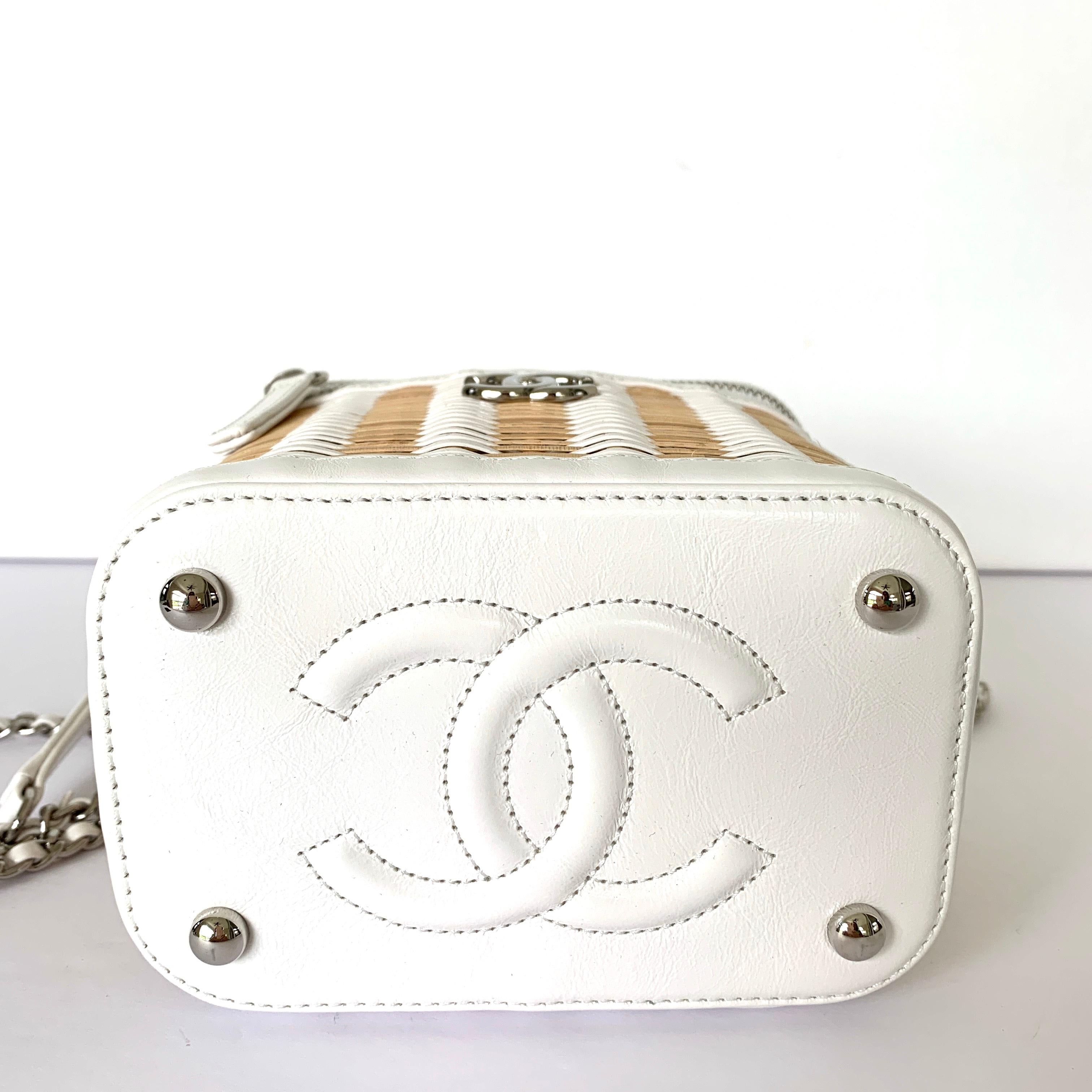 Chanel
CC logo on the front
Top handle and an interwoven silver tone chain link with white leather shoulder strap.

The interior is lined with beige fabric and has no interior pockets.

Collection: 29-series
20C Collection
AS1352 B01919