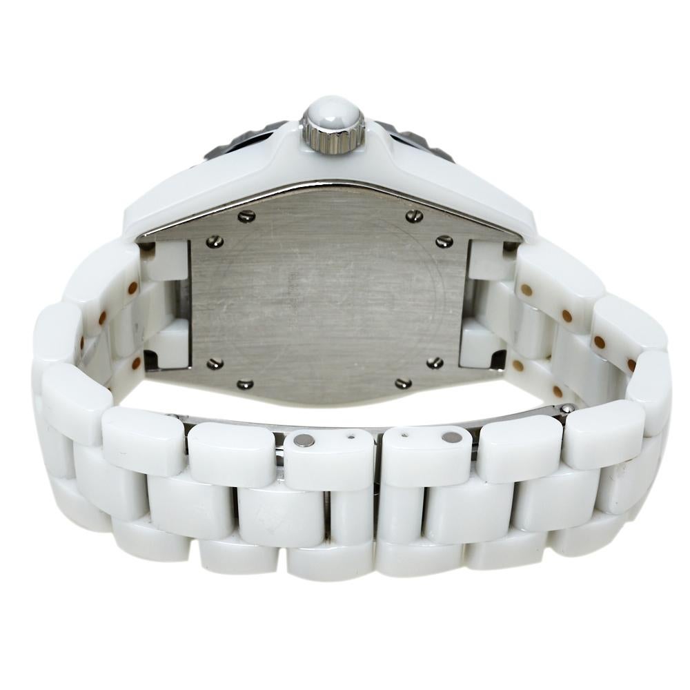 Flaunt this lovely timepiece by Chanel on your wrist and capture everyone's admiring glances. This wristwatch is made from white ceramic and stainless steel, exuding an elegant appeal and modern aesthetics. It has a uni-directional rotating bezel,