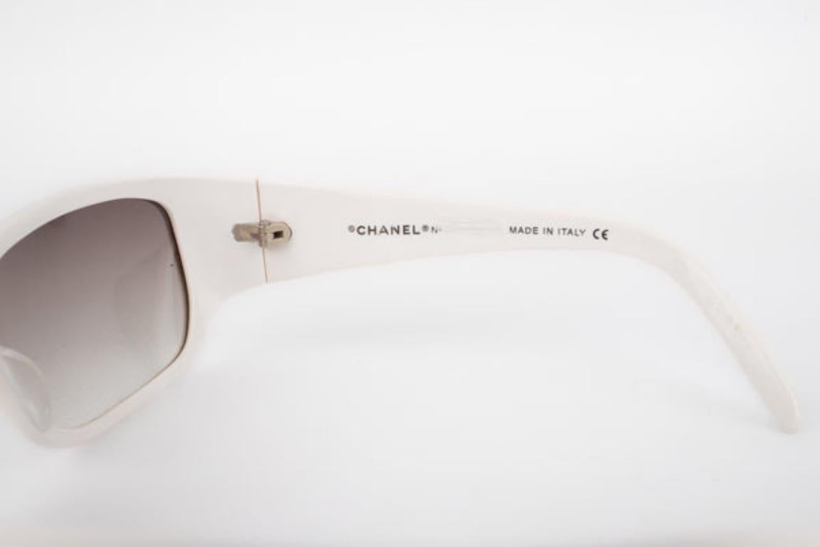 Chanel Weiße Sonnenbrille mit silbernem Metall CC Logo (Grau) im Angebot