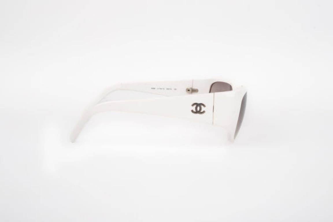 Chanel Weiße Sonnenbrille mit silbernem Metall CC Logo im Zustand „Gut“ im Angebot in SAINT-OUEN-SUR-SEINE, FR