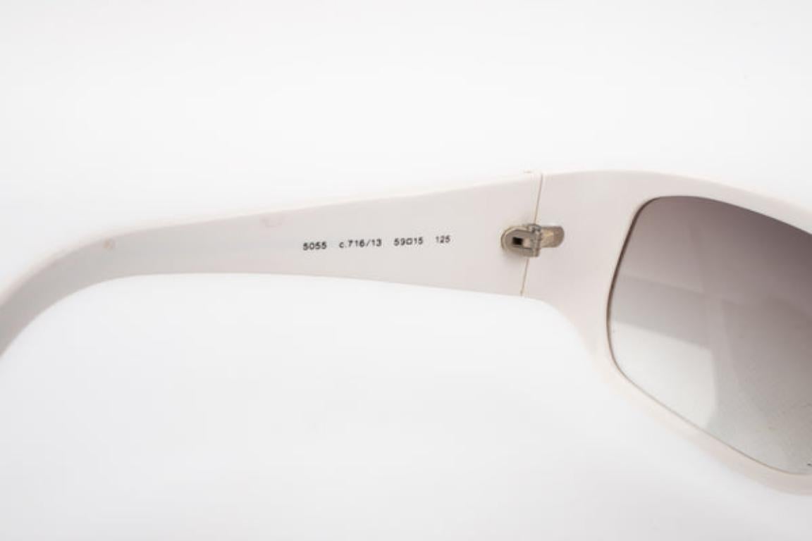 Chanel Weiße Sonnenbrille mit silbernem Metall CC Logo Damen im Angebot