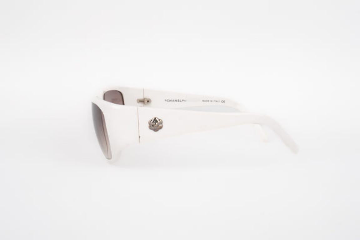 Chanel Weiße Sonnenbrille mit silbernem Metall CC Logo im Angebot 1