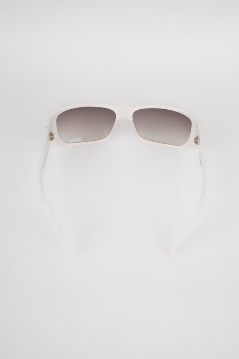 Chanel Weiße Sonnenbrille mit silbernem Metall CC Logo im Angebot 2