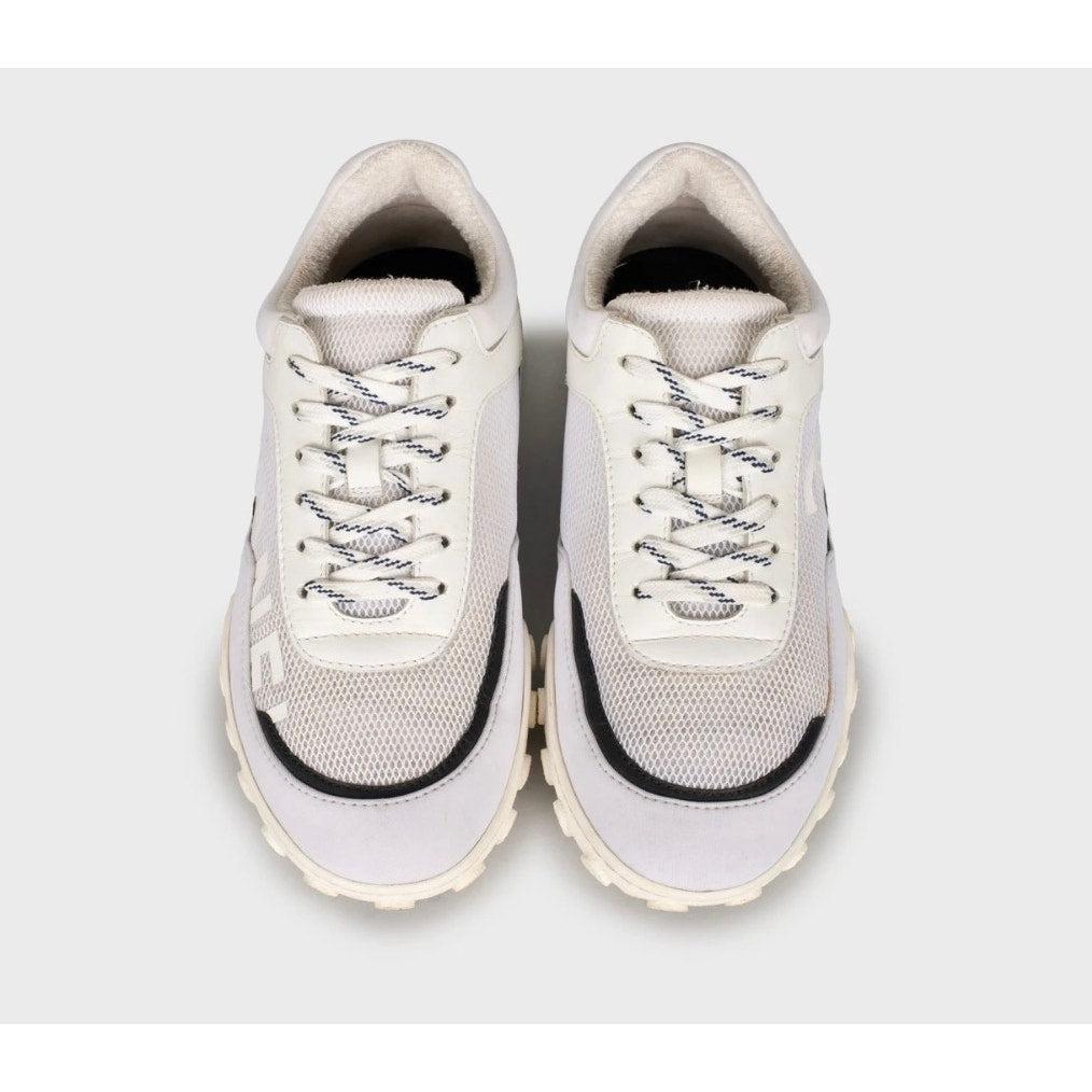 Esci con stile con queste autentiche scarpe da ginnastica Chanel in tessuto bianco! Queste eleganti scarpe da ginnastica sono un numero 37, ma tieni presente che tendono a diventare piccole, quindi controlla le misure qui sotto per assicurarti una