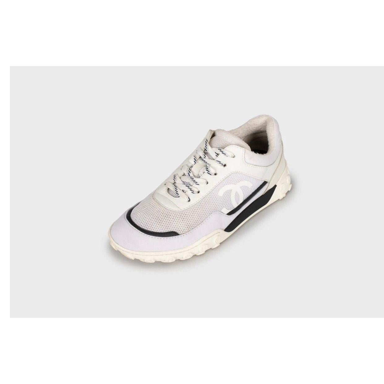 Grigio Scarpe da ginnastica Chanel in tessuto bianco - Taglia 37 in vendita