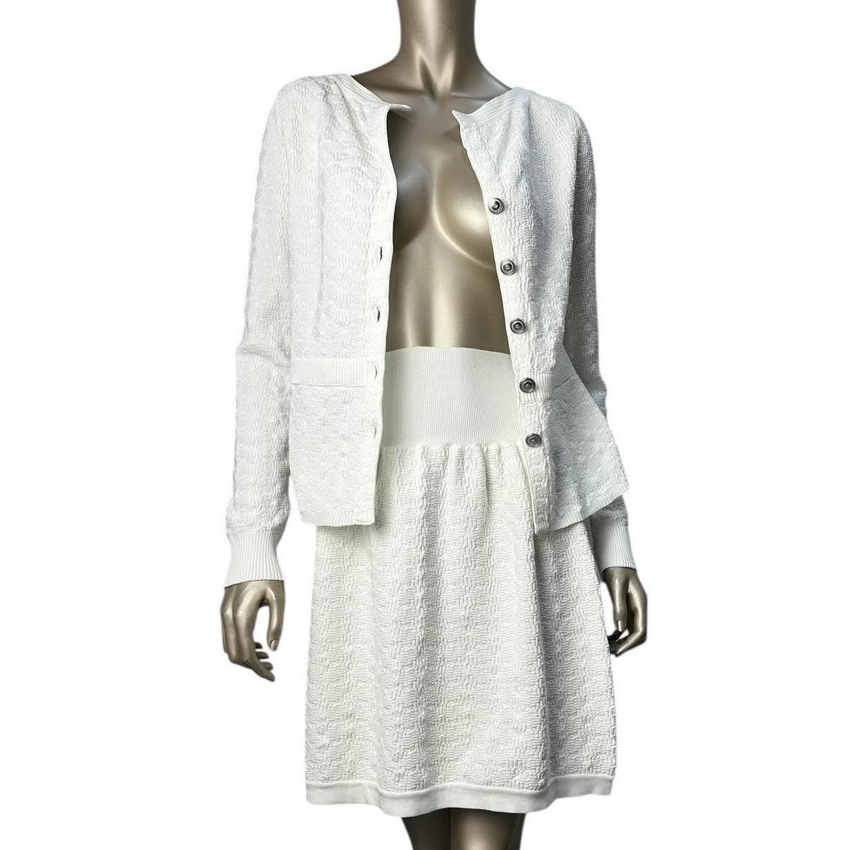 Eleva il tuo guardaroba con questo splendido abito a due pezzi di Chanel! Realizzato in una raffinata maglia strutturata di colore bianco classico, questo set emana un'eleganza senza tempo e uno stile parigino. 

Il completo comprende una giacca in