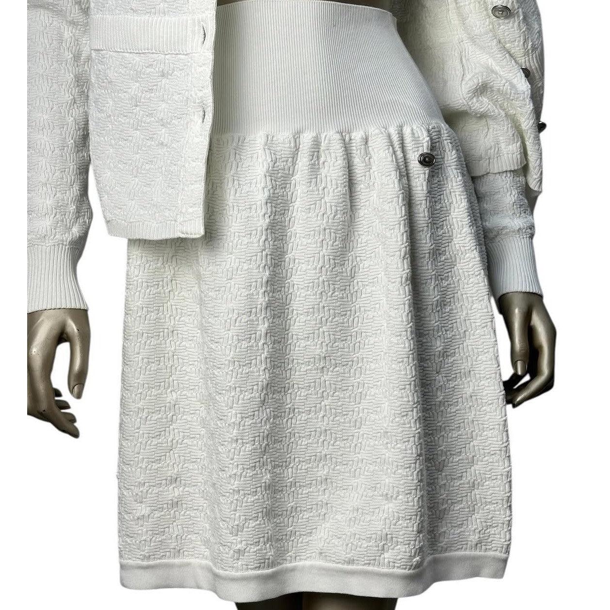 Grigio Cardigan Chanel bianco in maglia testurizzata  Tuta con gonna Sz.36 in vendita