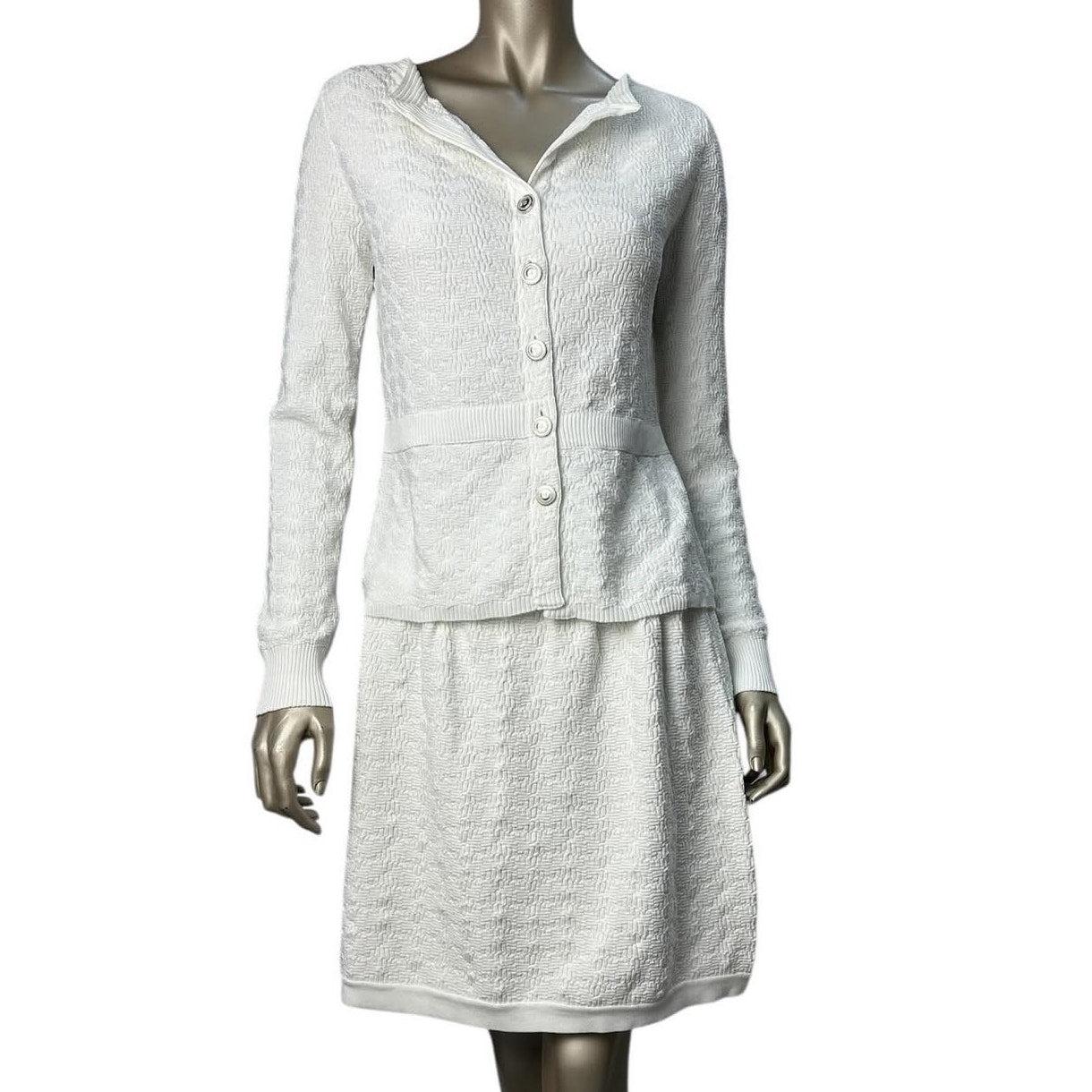 Cardigan Chanel bianco in maglia testurizzata  Tuta con gonna Sz.36 In condizioni buone in vendita a Krakow, PL