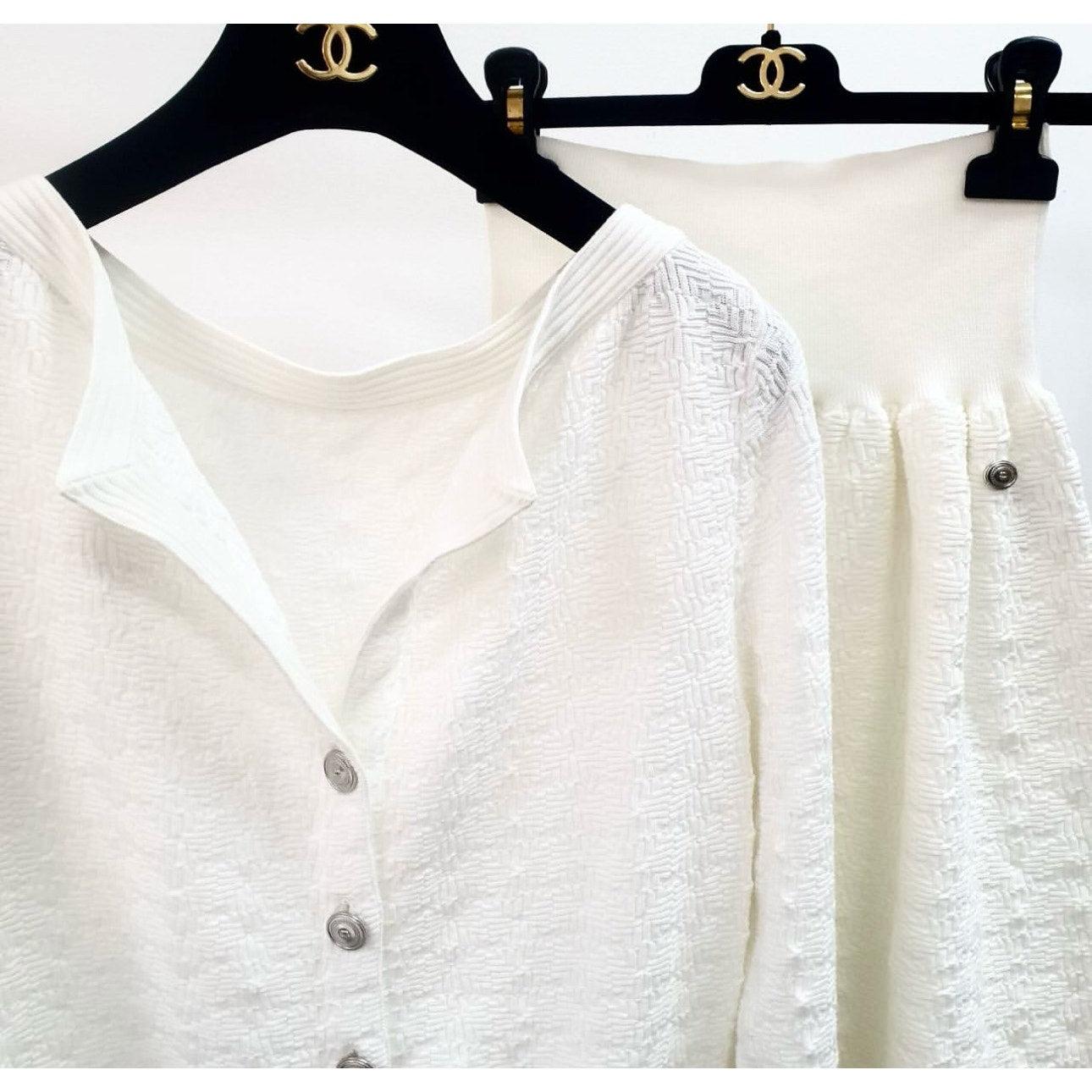 Donna Cardigan Chanel bianco in maglia testurizzata  Tuta con gonna Sz.36 in vendita