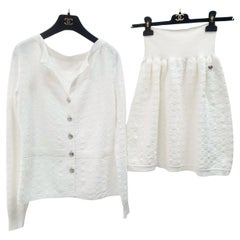 Cardigan Chanel bianco in maglia testurizzata  Tuta con gonna Sz.36