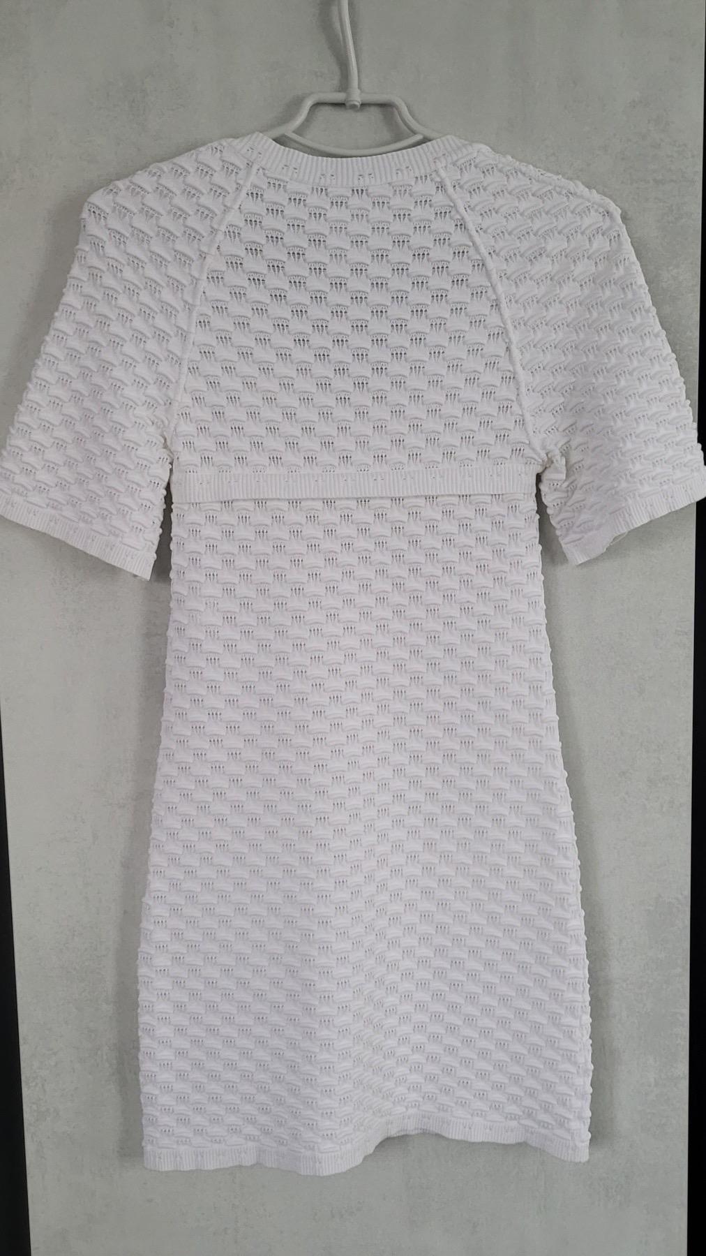 Chanel - Robe blanche texturée avec poches et boutons à l'avant  Excellent état - En vente à Krakow, PL