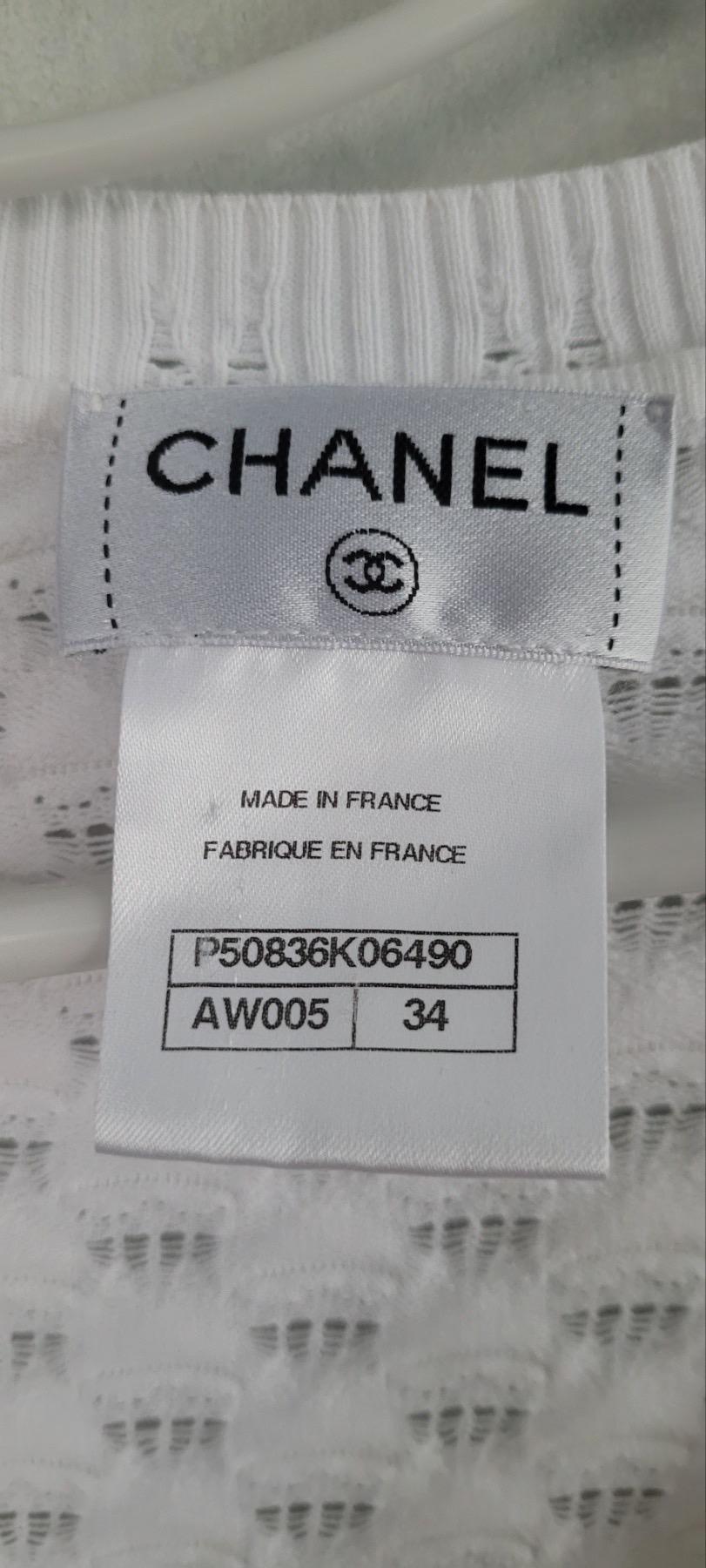 Chanel Weißes strukturiertes Strickkleid mit Taschenfront und Knopfleiste vorne in Weiß  im Angebot 1