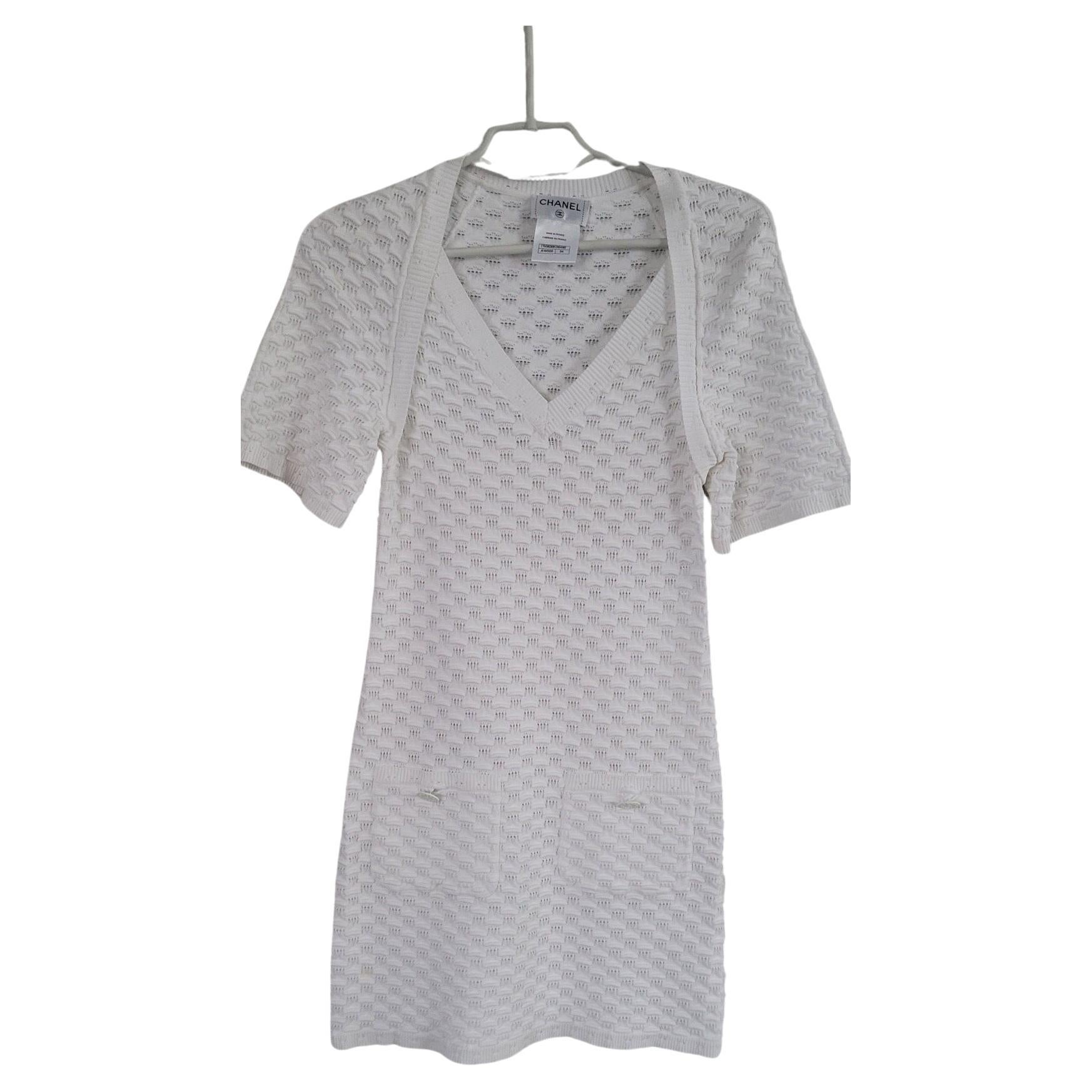 Chanel - Robe blanche texturée avec poches et boutons à l'avant  en vente