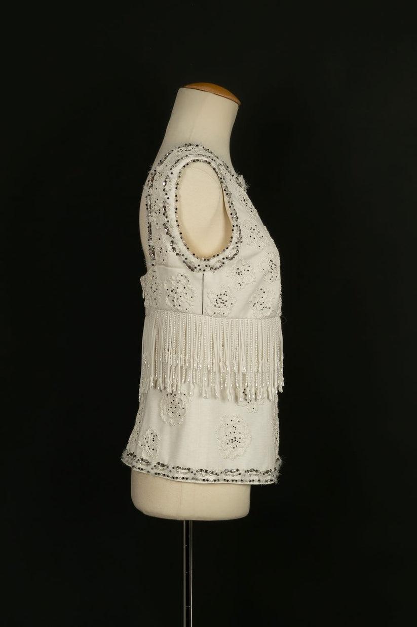 Chanel - (Made in France) White top embroidered with beads and sequins, silk lining. Size indicated 40FR. 
Spring/Summer 2009 collection.

Additional information:

Dimensions: 
Chest: 45 cm 
Length: 54 cm
Condition: Very good condition
Seller Ref