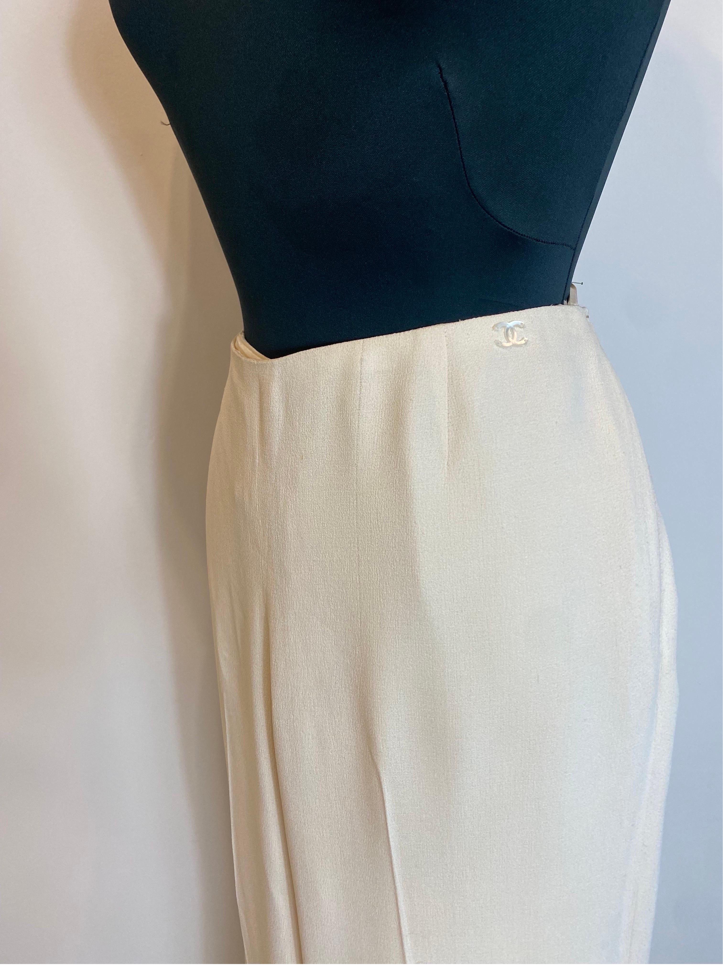 In acetate and viscose, silk lining.
It fits well and fits well.
Invisible side zip. Mother of pearl logo on the waist.
Size 42 international.
Life 43
Length 110
Hips 46
In good overall condition, shows signs of normal use.
As shown in the photo,