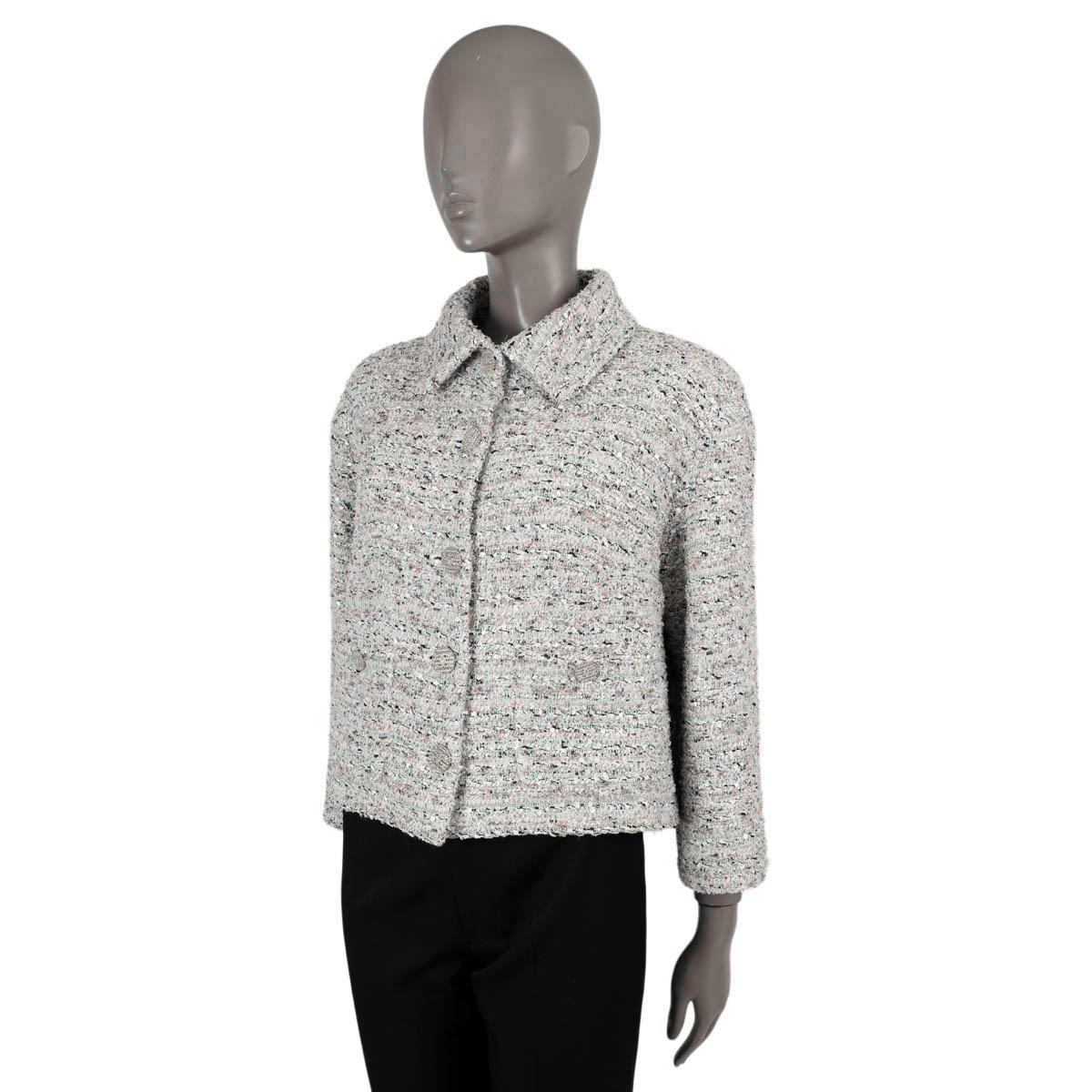 Veste en tweed à paillettes boxy 100% authentique CChanel en blanc, turquoise, rose pâle, lilas et noir : coton (49%), polyamide (20%), polyester (18%), acétate (6%), acrylique (6%) et viscose (1%). Coupe droite avec deux poches boutonnées à la