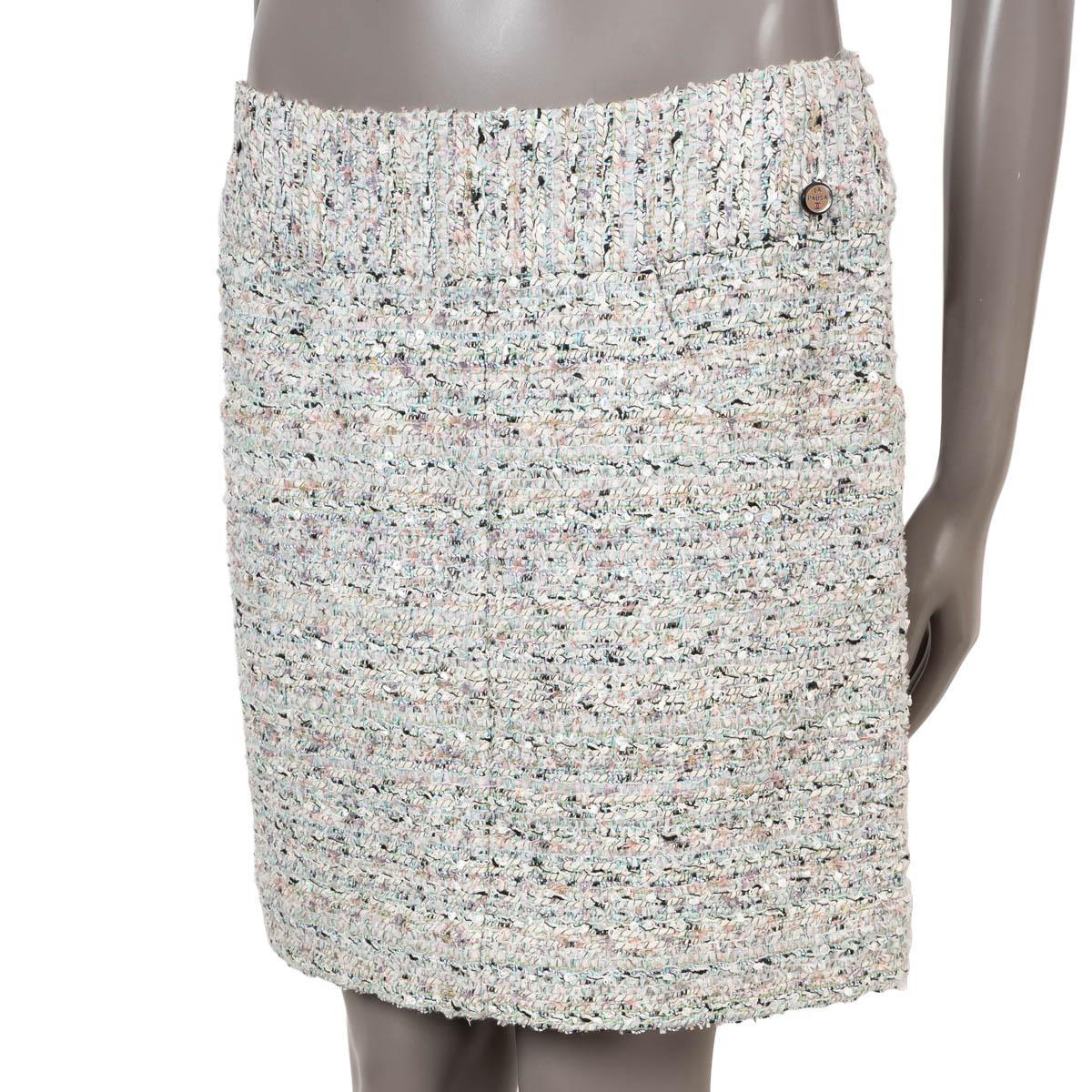 100% authentique Chanel mini jupe en tweed à paillettes blanc, turquoise et rose pâle coton (49%), polyamide (20%), polyester (18%), acétate (6%), acrylique (6%) et viscose (1%). Il comporte deux poches fendues sur le devant et un petit bouton La