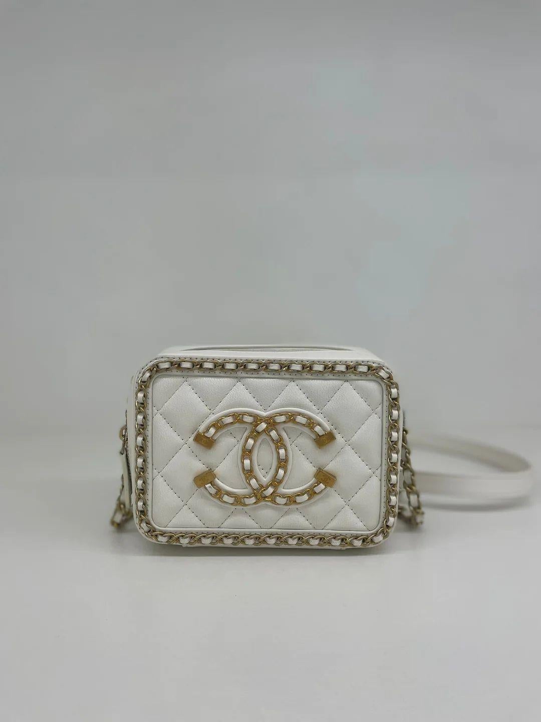 Chanel White Vanity Small - Chain Detail For Sale 6