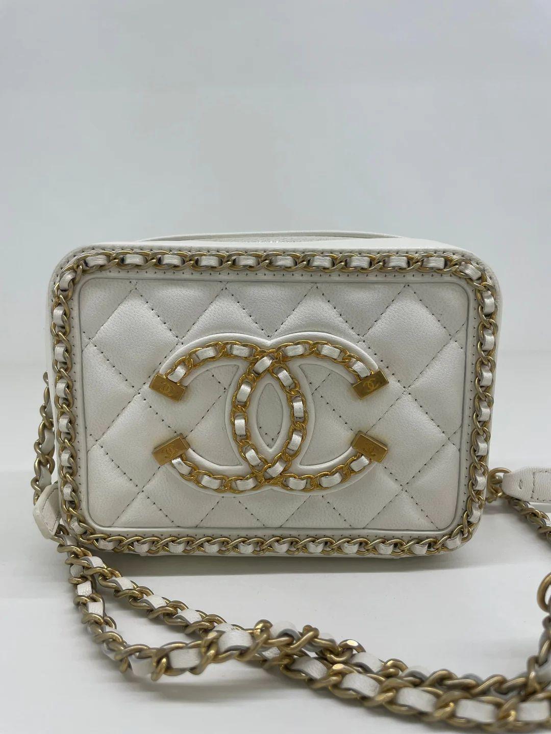 Chanel White Vanity Small - Chain Detail For Sale 3