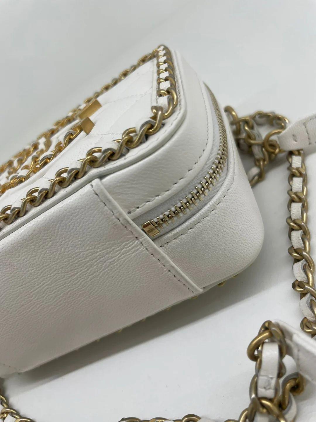 Chanel White Vanity Small - Chain Detail For Sale 4