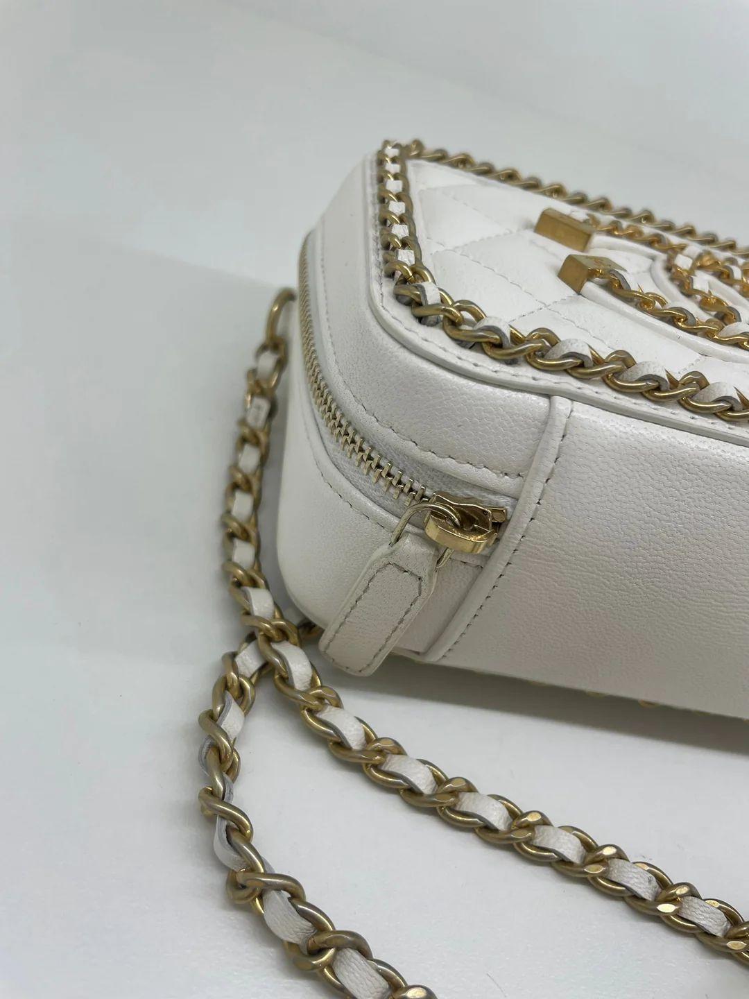 Chanel White Vanity Small - Chain Detail For Sale 5