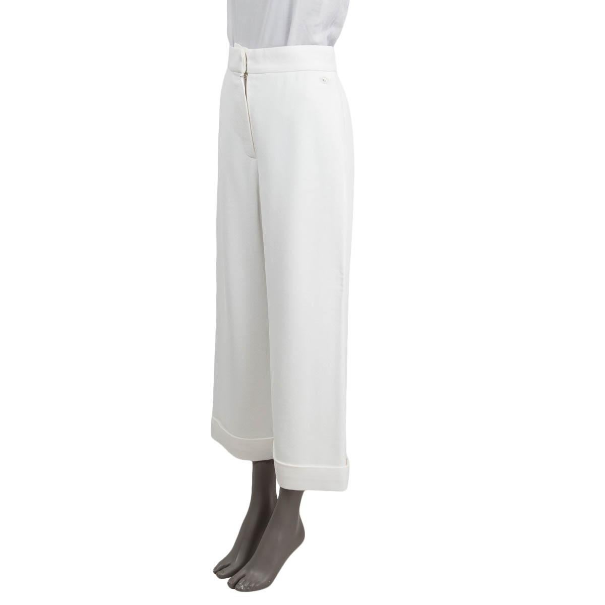 100% authentic Chanel cropped crepe pants in white rayon (100%). Features a wide-leg with one concealed zipper and two hooks on the front and a tiny button on the side. Lined in silk (100%). Have been worn and are in excellent condition. 

2017