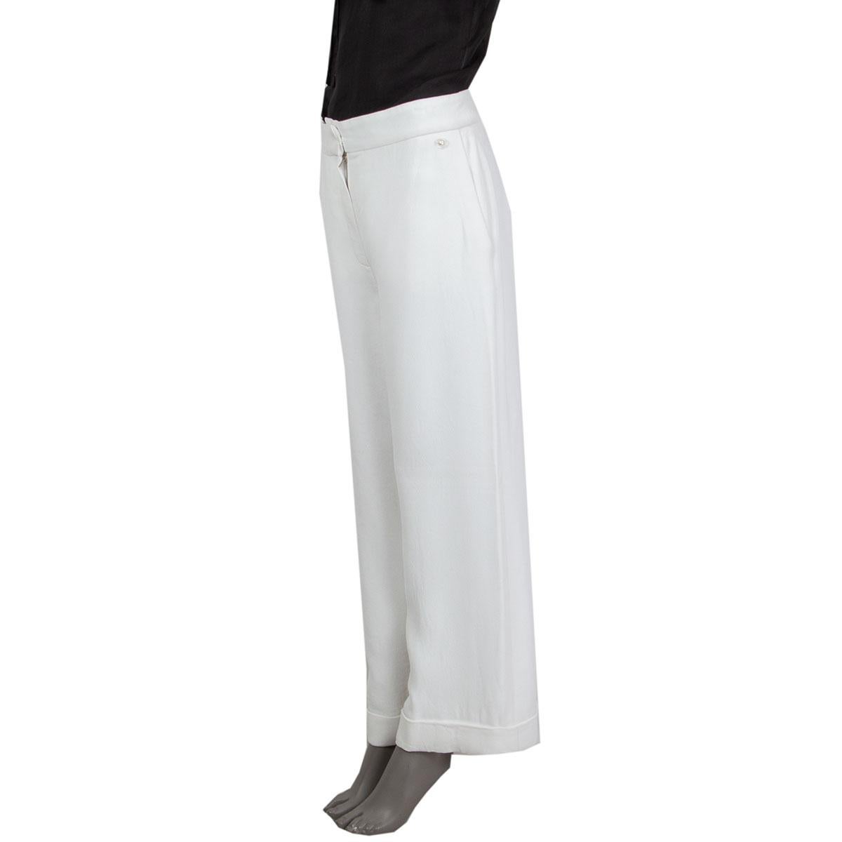 authentic Chanel wide-leg palazzo pants in white viscose (100%) with a high rise, two side pockets in the front and a CC-logo pearl stitched on the left, heavy weight. Lined in white fabric. Closes with a concealed zipper in the front. Has been worn