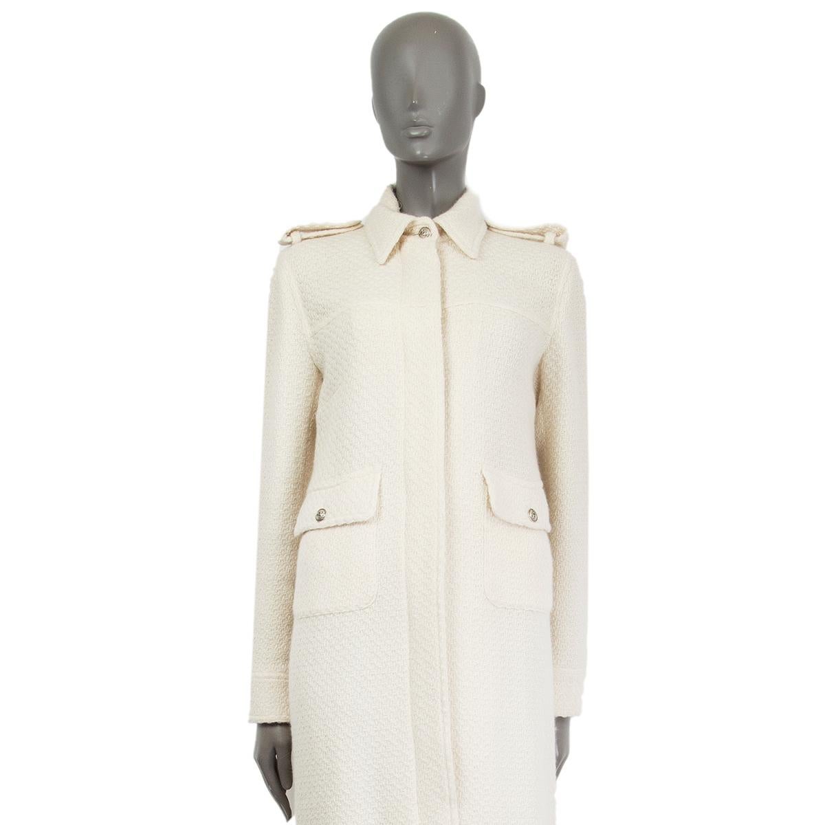 Chanel full-length knit coat in cream wool (75%) and angora (25%) featuring hidden buttons and slit on the back. Two flap-pockets at front and shoulder patches. Unlined. Has been worn and is in excellent condition. 

Tag Size 40
Size M
Shoulder