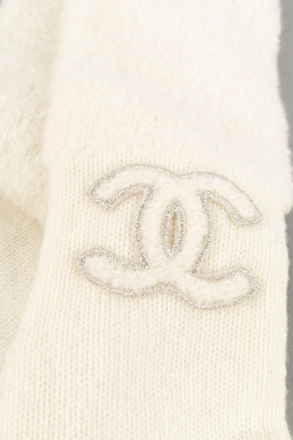 Chanel - (Made in Italy) White wool gloves.

Additional information:
Condition: Very good condition
Dimensions: Height: 41 cm

Seller Reference: ACC102