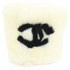 Chanel Bracelet jonc en fourrure de lapin CC blanche et noire s331ck41