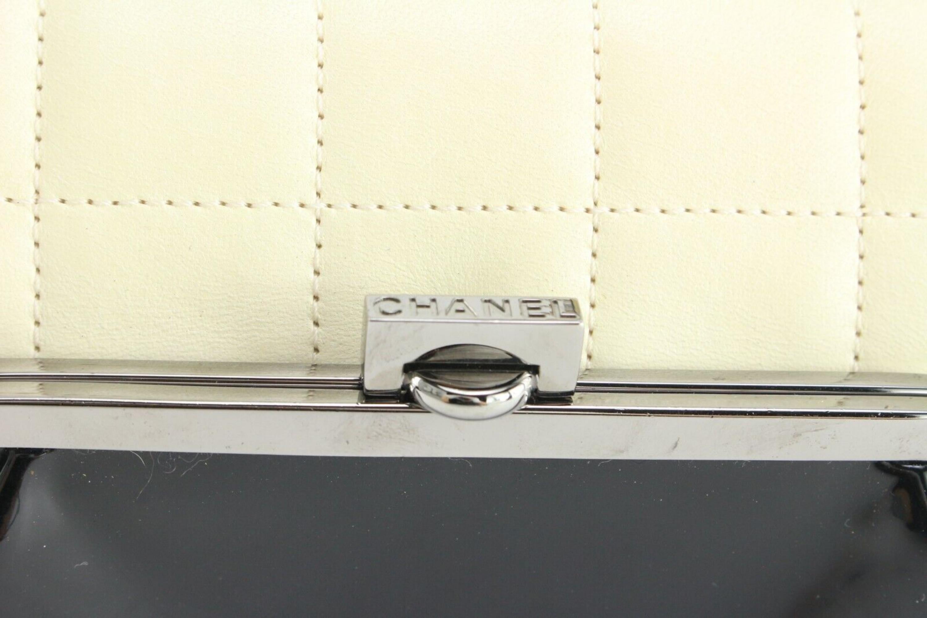 Chanel White x Black Quilted Lambskin Bicolor Kisslock Flap SHW 1CJ0427 In Good Condition In Dix hills, NY