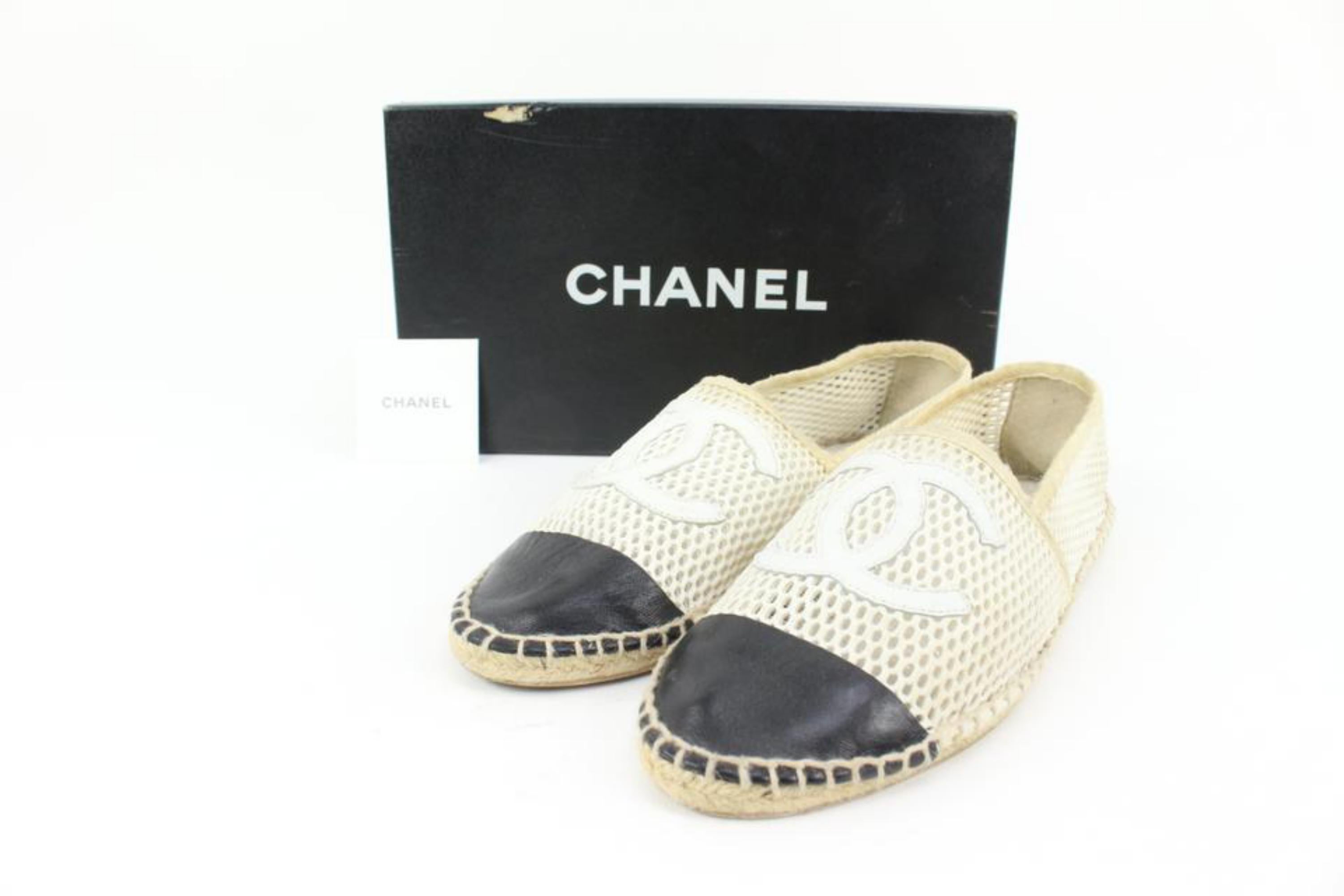 Chanel White x Black Woven Mesh CC Cap Toe Espadrilles 18ck34s
Fabriqué en : Espagne
Mesures : Longueur :  10.5