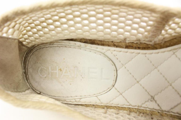 Chanel - Espadrilles à bout ouvert CC en maille tissée blanche et noire  18ck34s En vente sur 1stDibs | espadrille chanel blanche