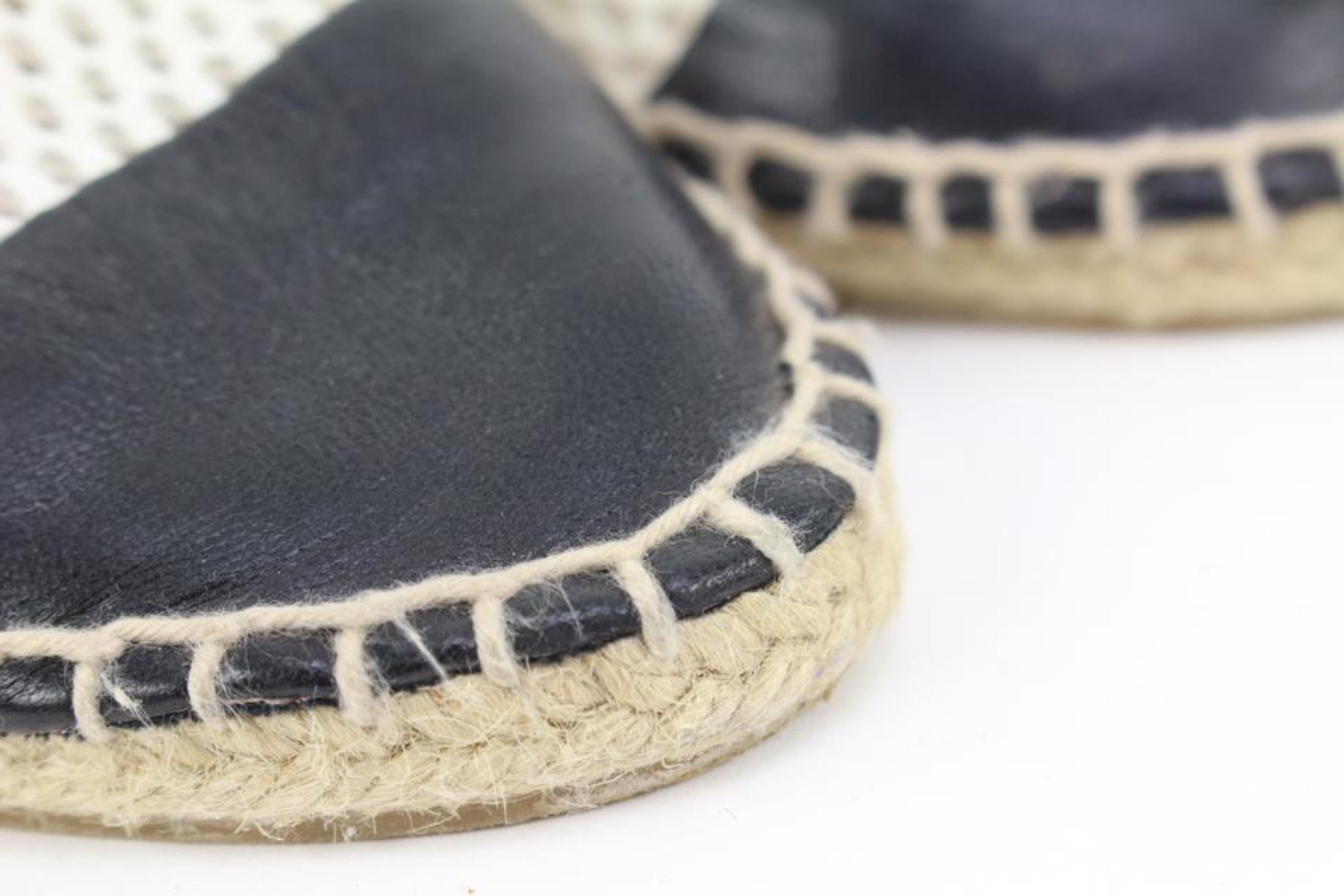 Chanel - Espadrilles à bout ouvert CC en maille tissée blanche et noire 18ck34s État moyen - En vente à Dix hills, NY