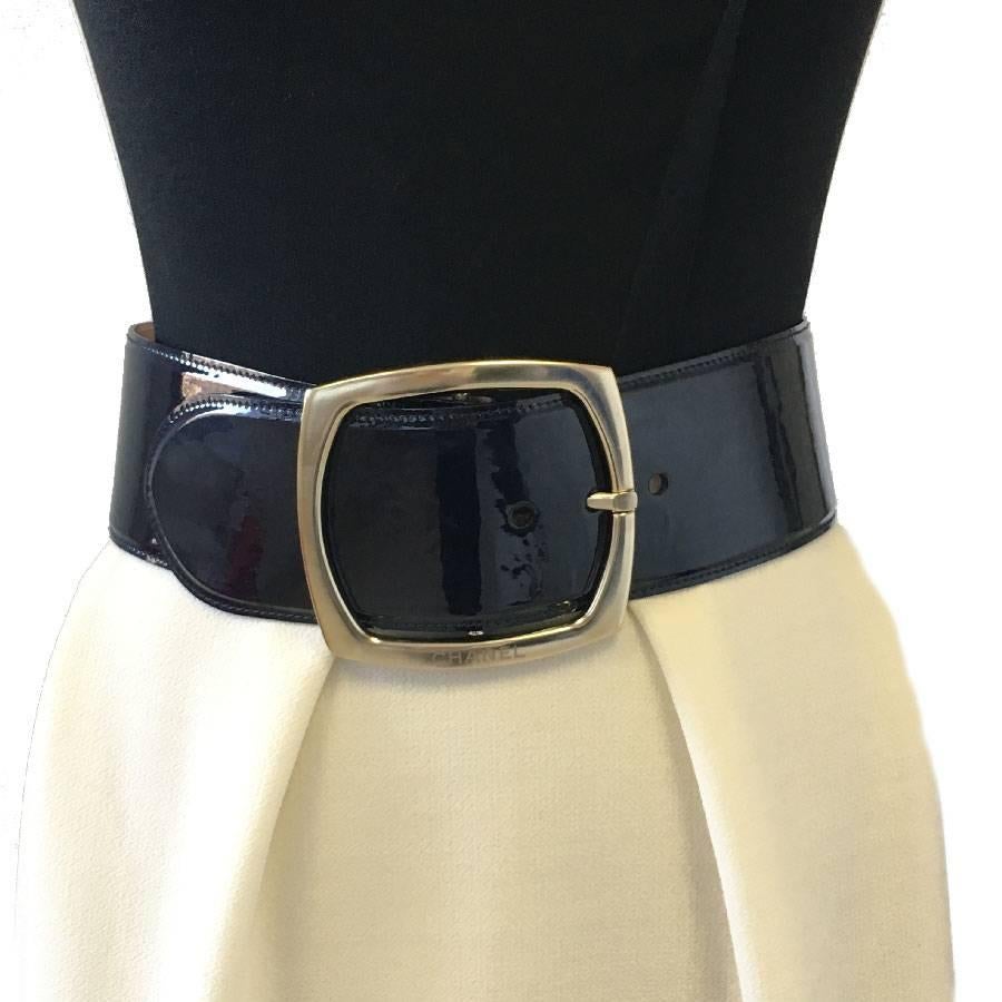 Beautiful wide Chanel belt in navy blue patent leather, pale gold metal buckle. Chanel inscription on the buckle.

In very good condition. Micro scratches on the varnish (see photo)

Cruise Collection 2008, made in Italy. Size 38

Dimensions: width: