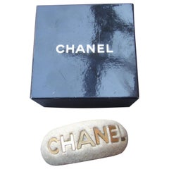 Chanel, large bracelet manchette en pierre biscuit moulée en forme de boîte de présentation, circa 1990