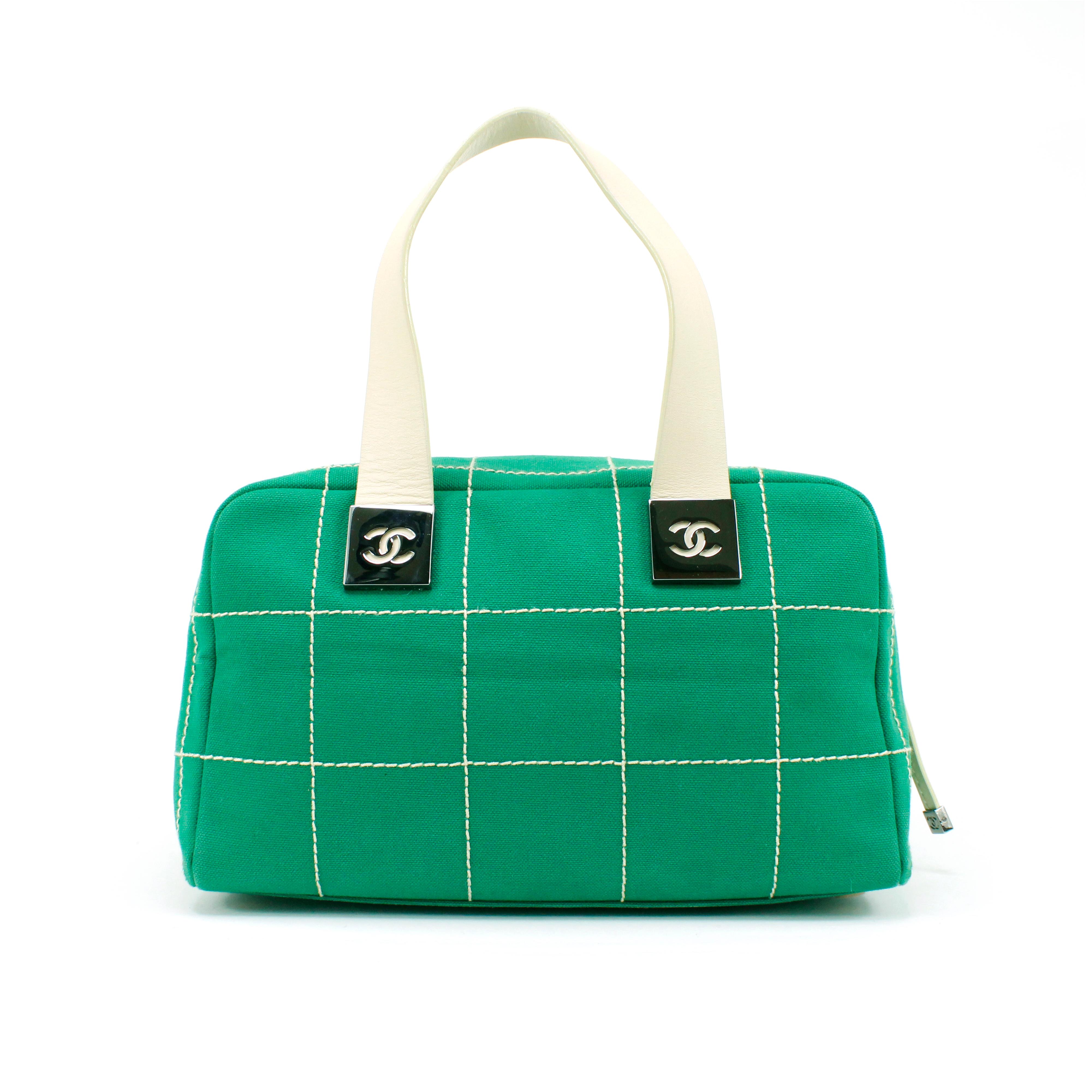 Chanel Tasche, grüner Stoff + weißes Leder, silberne Beschläge. 

Bedingung: 
Gut.

Abmessungen: 
Breite: 28 cm 
Höhe: 16.5 cm 
Tiefe: 17,5 cm