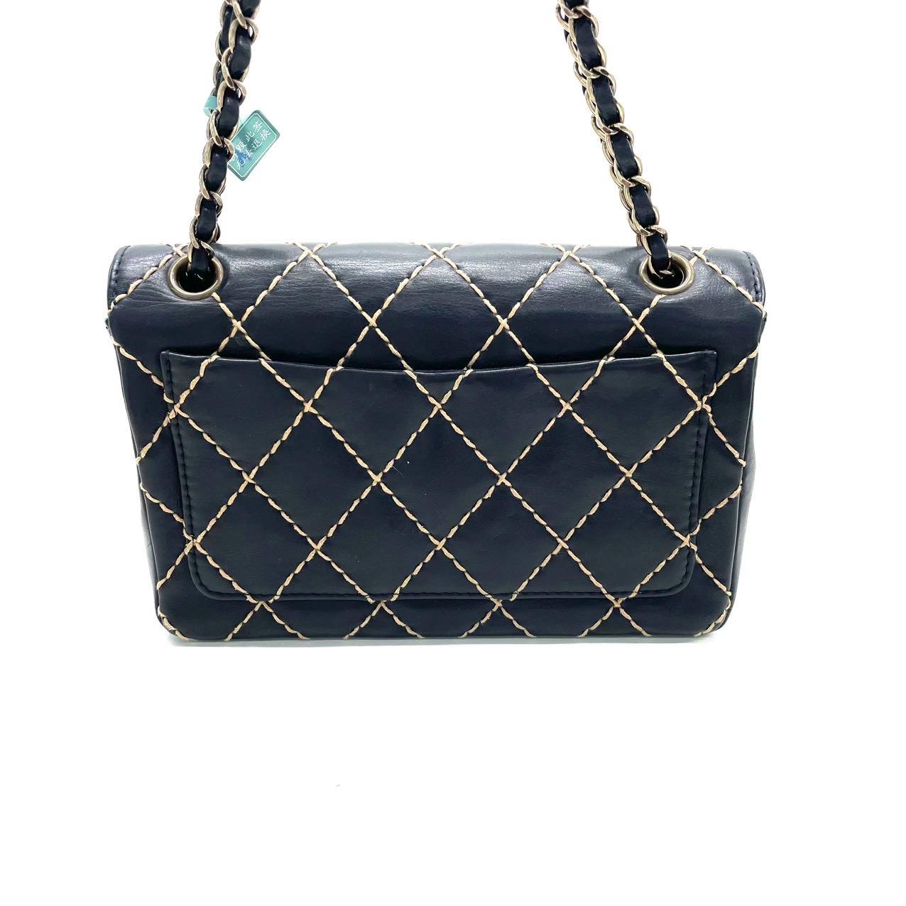 Chanel Wild Stitch Flap Black Leather with Stitching Detail 2000-2002 In Excellent Condition For Sale In AUBERVILLIERS, FR