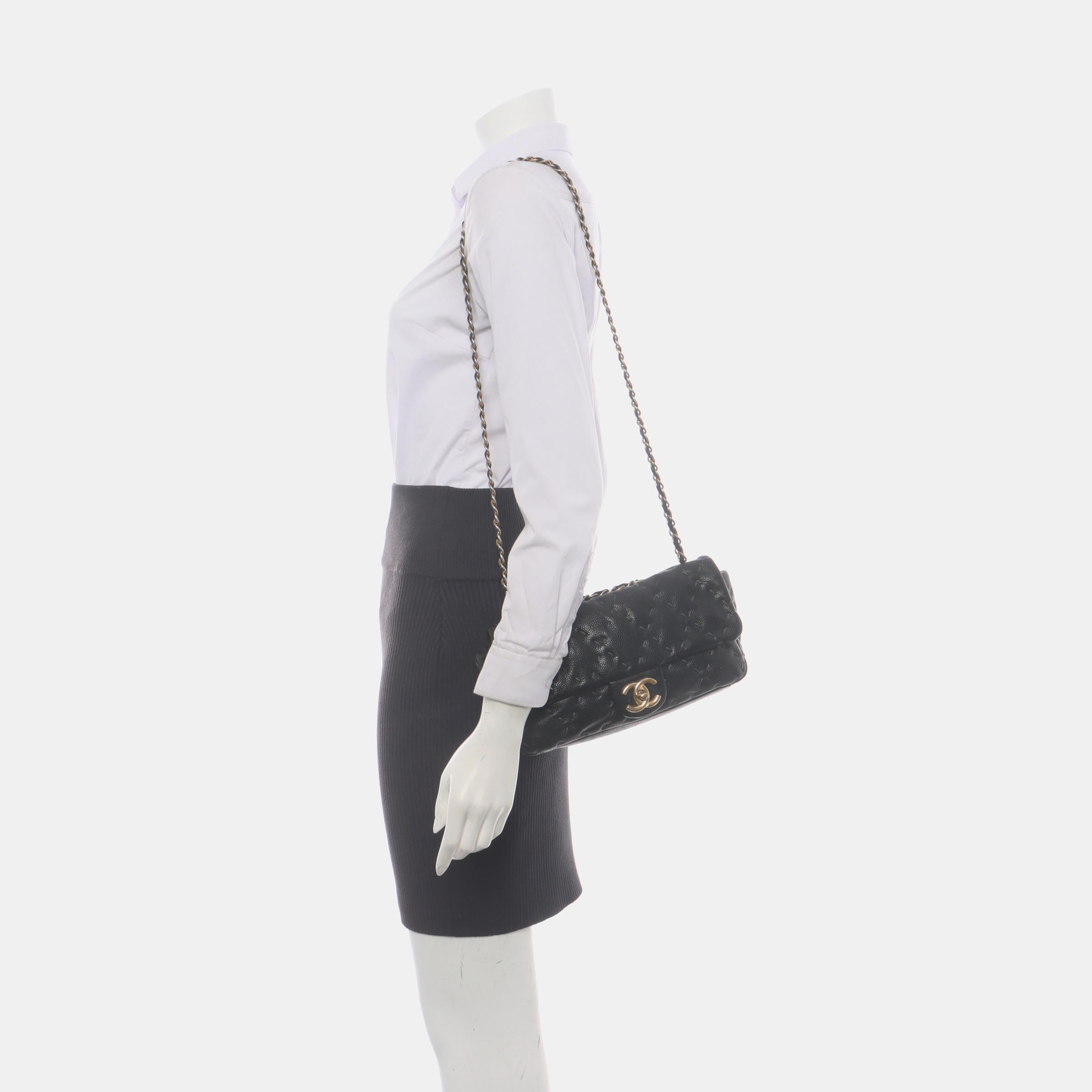 CONDIZIONI: MOLTO BUONE

Questa borsa Chanel autentica e usata è in ottime condizioni. Ci sono alcune macchie leggere sulla superficie, sfregamenti intorno agli angoli e graffi alla ferramenta. Leggere macchie all'interno. Gli angoli e i bordi