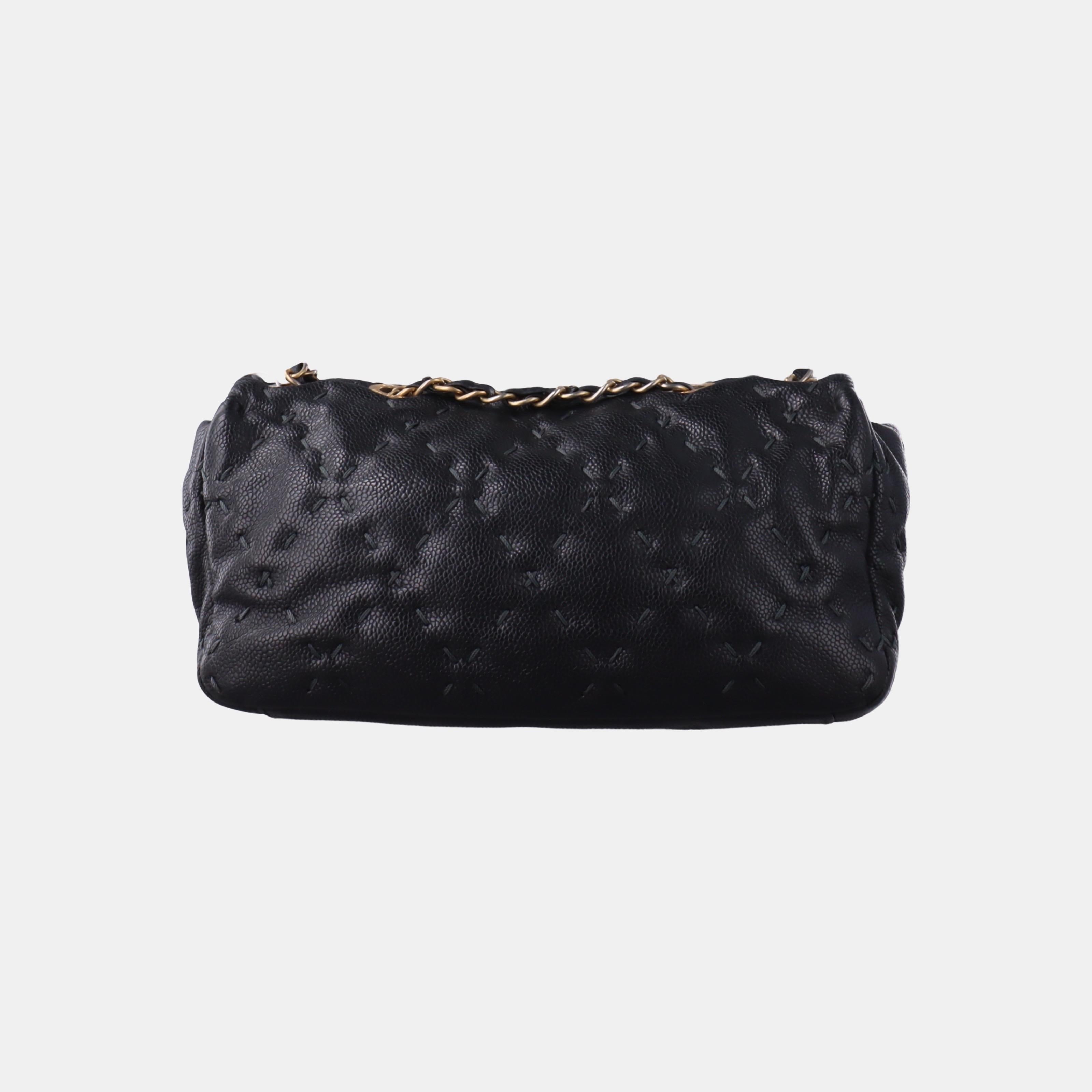 Donna Chanel Wild Stitch by Stitch Borsa media in pelle di vitello nera con patta e hardware dorato, 2012 in vendita