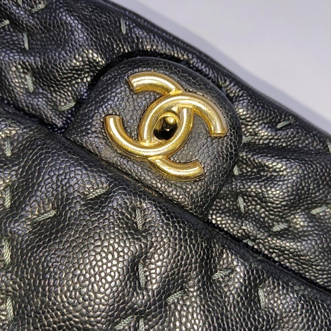Chanel Wild Stitch by Stitch Borsa media in pelle di vitello nera con patta e hardware dorato, 2012 in vendita 1