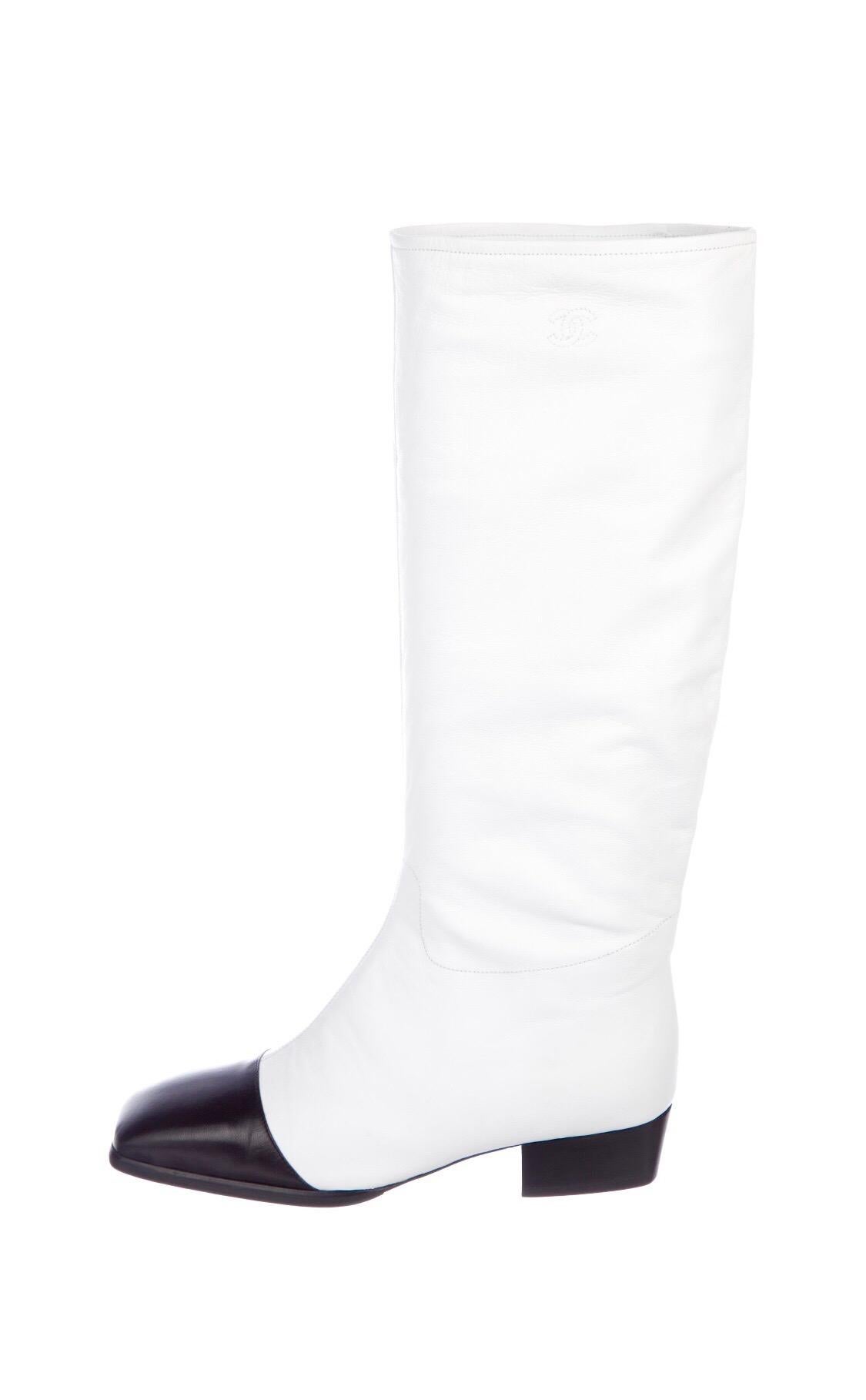Gris Chanel Bottes de défilé western à bout carré en cuir blanc et noir, Taille 5,5, hiver 1998 en vente