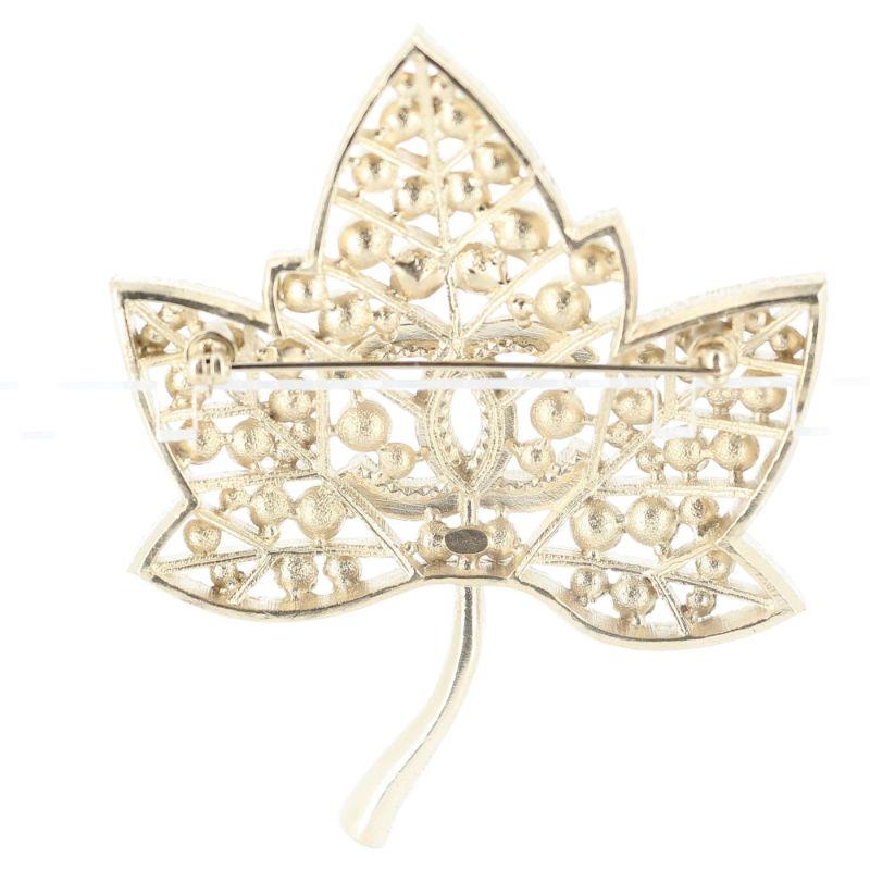 Chanel Winter Leaf Brooch with White Pearls and Metal In Good Condition In PARIS, FR