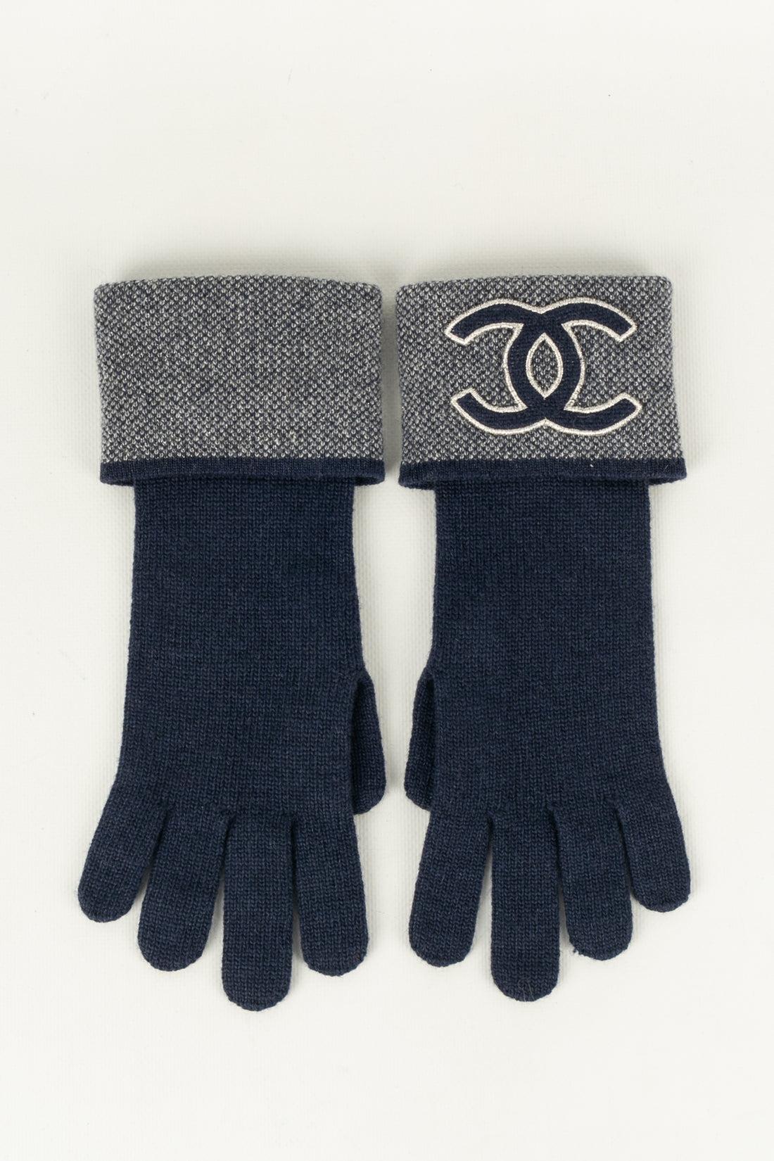 Chanel Winter Scarf, Hat, and Pair of Gloves Set In Excellent Condition In SAINT-OUEN-SUR-SEINE, FR