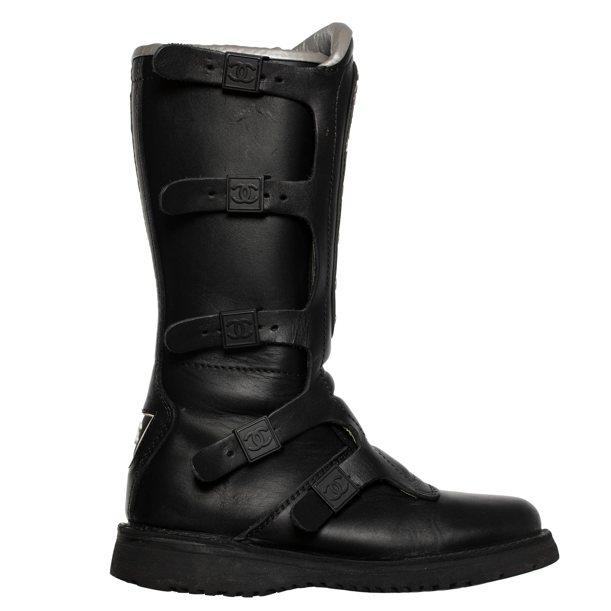 Chanel Winter Ski Boots Black

Brand:

Chanel

Product:

Winter Ski Boots

Size:

39 Fr

Colour:

Black, White & Silver

Material:

Leather

Condition:

Preloved; Very Good

Accompanied By:

Boots Only

This item is consistent with wear and retails
